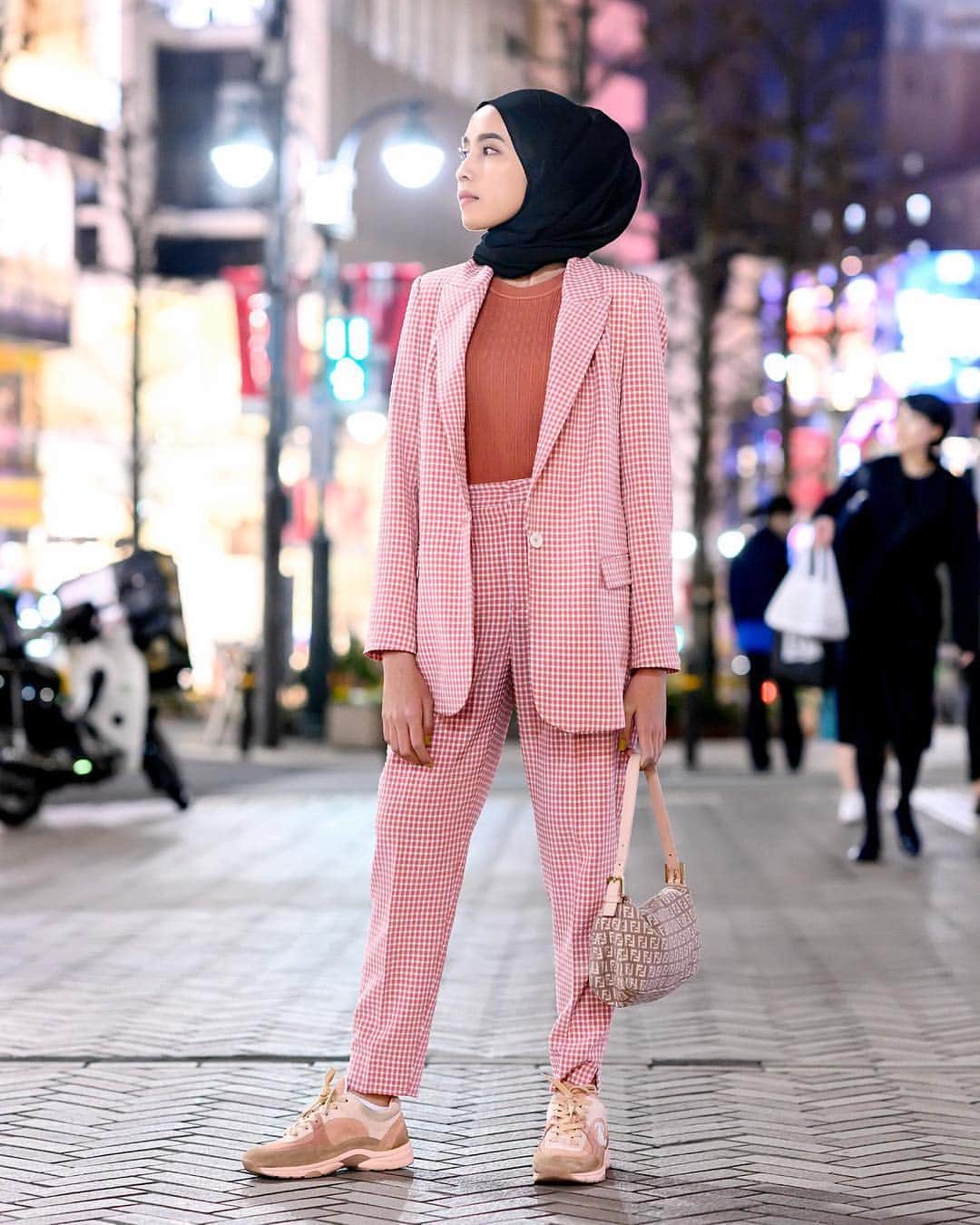 Harajuku Japanさんのインスタグラム写真 - (Harajuku JapanInstagram)「We met @AmeliaElle, a hijabi fashion blogger from Indonesia, on the street in Tokyo's Shibuya neighborhood! She was wearing a pink check Zara suit, Fendi logo bag, and pink Chanel sneakers.」4月8日 22時39分 - tokyofashion