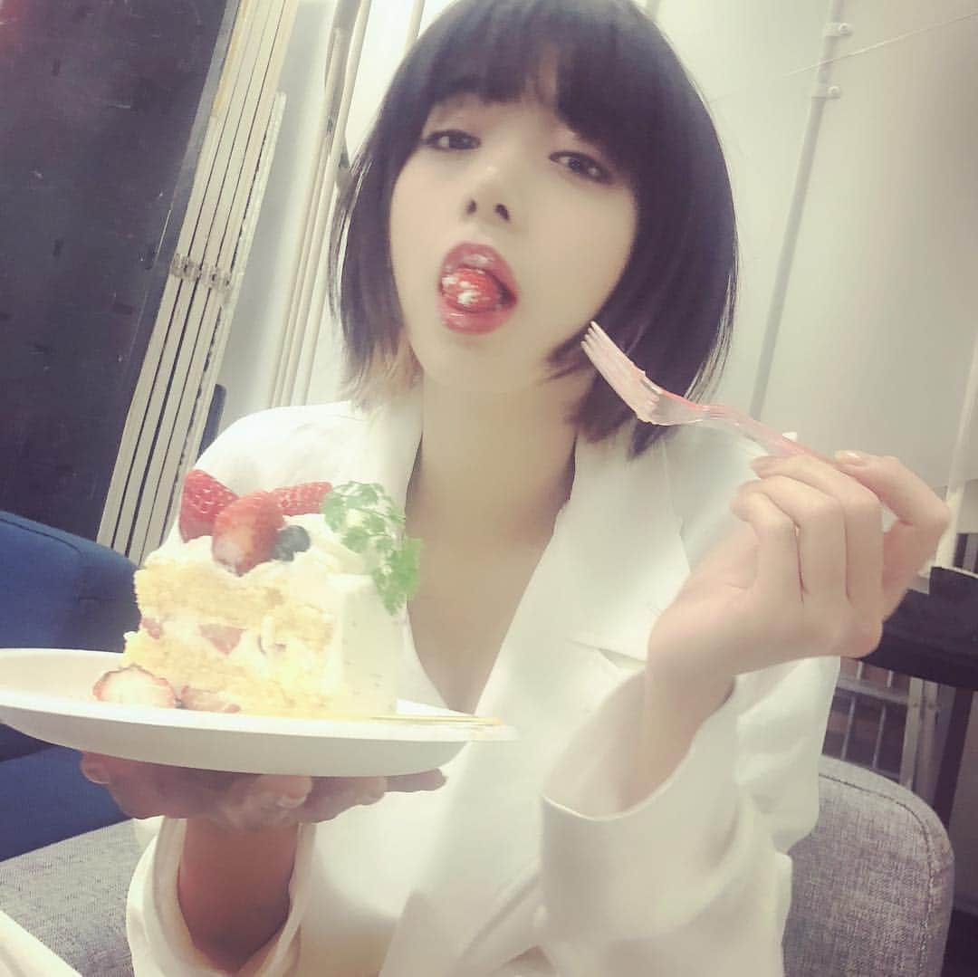 池田エライザさんのインスタグラム写真 - (池田エライザInstagram)「貞子チームが一足早くお誕生日サプライズしてくれているのに、全く気づかずスルーした上に人の多さにびびっている池田。 もっと感動的な感じのリアクションしたかったー！！！ #情報処理遅すぎ #驚きすぎて足ぶつけてふらふら笑 #しっかりしてよ #心の中はものすごく幸せ #祝が呪になってるよ #まちがえてるよ #でも嬉しかった #皆様好きです #もうすぐ23だねやばい」4月8日 22時40分 - elaiza_ikd