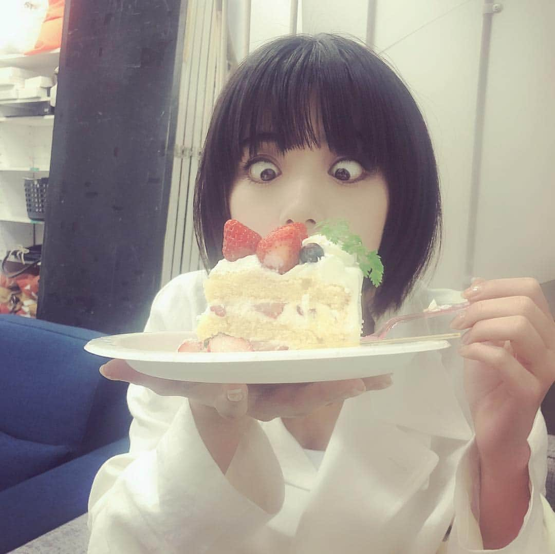 池田エライザさんのインスタグラム写真 - (池田エライザInstagram)「貞子チームが一足早くお誕生日サプライズしてくれているのに、全く気づかずスルーした上に人の多さにびびっている池田。 もっと感動的な感じのリアクションしたかったー！！！ #情報処理遅すぎ #驚きすぎて足ぶつけてふらふら笑 #しっかりしてよ #心の中はものすごく幸せ #祝が呪になってるよ #まちがえてるよ #でも嬉しかった #皆様好きです #もうすぐ23だねやばい」4月8日 22時40分 - elaiza_ikd