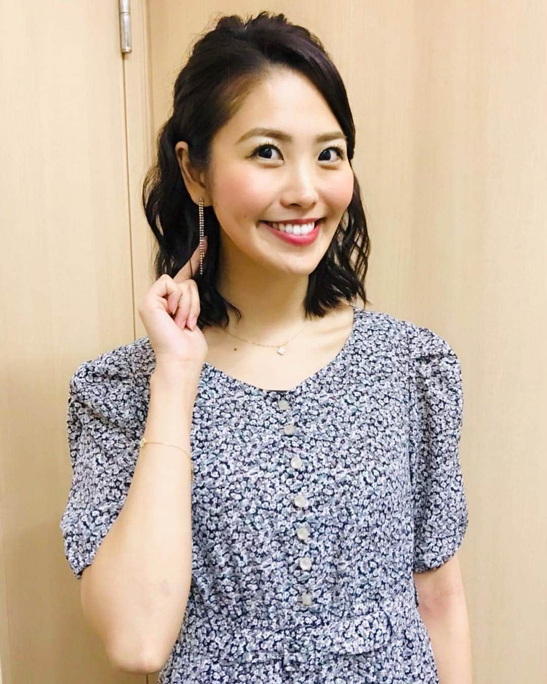 渋佐和佳奈さんのインスタグラム写真 - (渋佐和佳奈Instagram)「今日は#リーガダイジェスト！ のオンエアでした🍀スタジオは#ヒデ さんと#北澤豪 さんと⚽️💕 先週は第30節と31節と試合が盛りだくさんだったので、お家にいる時は試合ばっかり観ていた気がします😆📺 勉強になるし、なによりシーズン終盤の1試合1試合の重み、ワンプレーワンプレーの重みを感じます。 今週末の第32節は情熱のセビージャダービーもありますね！注目の試合がたくさんです🌟 * 💗👗今日の衣装👗💗 春らしく小花柄のワンピースに キラキラがかわいいピアスにしました🥰🌸 #早く暖かくならないかな〜☀️ #wowow #リーガエスパニョーラ #サッカー #渋佐和佳奈」4月8日 22時32分 - shibusa_wakana
