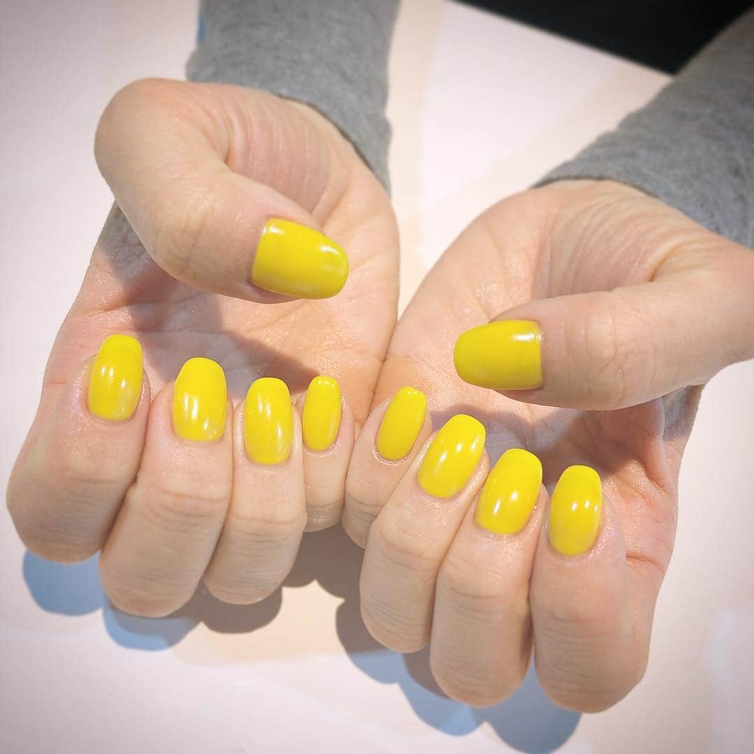RUBY&ONYX by Kanako Miuraのインスタグラム：「春Yellow🐥 ・ ・ 4/9 12:00〜.14:30〜.15:00〜 4/10 18:00〜  ご案内可能でございます！ その他のお時間もご相談くださいませ。  お子様もお隣に座れるペアルームや個室もございます💡 ・ ・ ・ 🌿月額制もやってます🌿 ○プレミアム会員(ハンド&フット)¥29,800(税抜)・ ○ハンドレギュラー会員¥14,800(税抜)・ ○フットレギュラー会員¥14,800(税抜)・ ・ それぞれ全てのメニューが月に何度でもご利用頂けます。  ご予約、お問い合わせはDMまたは 0354595882 LINE ID：@ rubynail までお気軽にどうぞ💫  #daikanyama#nailsalon#nail#gelnail#rubyandonyx#summer#summernails#handnail#mode#cool#studs#menscare#ART#winternails#メンズネイル#メンズケア#定額制ネイル#通い放題#ジェルネイル#ネイル#ノーサンディング#ショートネイル#大人ネイル#春ネイル#シンプルネイル#代官山ネイルサロン#トレンドネイル」