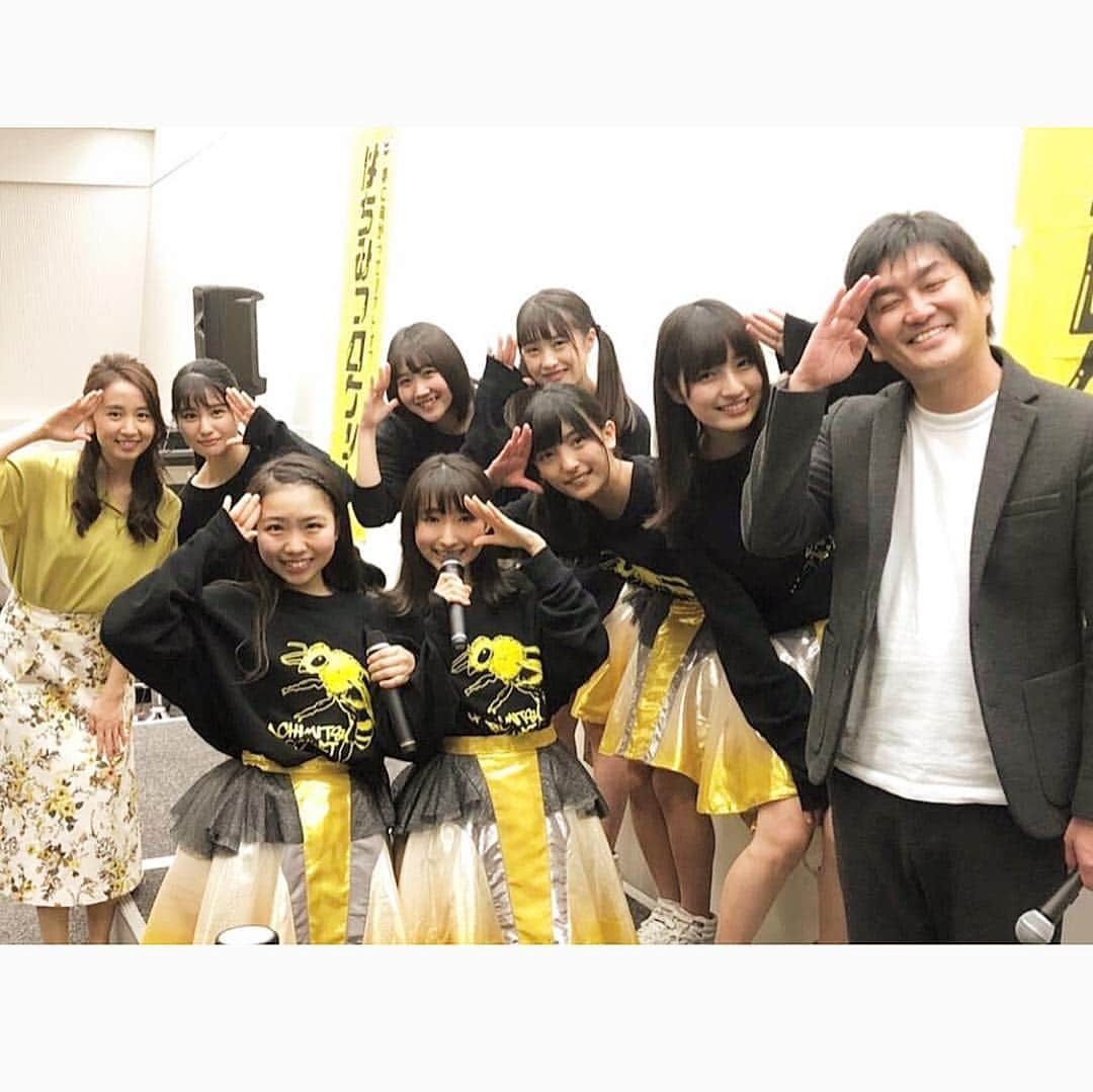 小野恵美さんのインスタグラム写真 - (小野恵美Instagram)「まだ載せていなかった、はちロケイベントのお写真🌼平成ノブシコブシの徳井さん、めっちゃいい笑顔😆✨イベント中にステージで撮らせていただきましたよ💛 ・ この日、CDも頂いたのでたくさん聴いてます🍀ZeppTokyoのライブも行きたかったなー😆 また後日、はちみつロケットの皆さんから、ご丁寧に写真にサインとメッセージをいただきました💕ありがとうございます！ #はちみつロケット #はちロケ」4月8日 22時40分 - onoemi_official