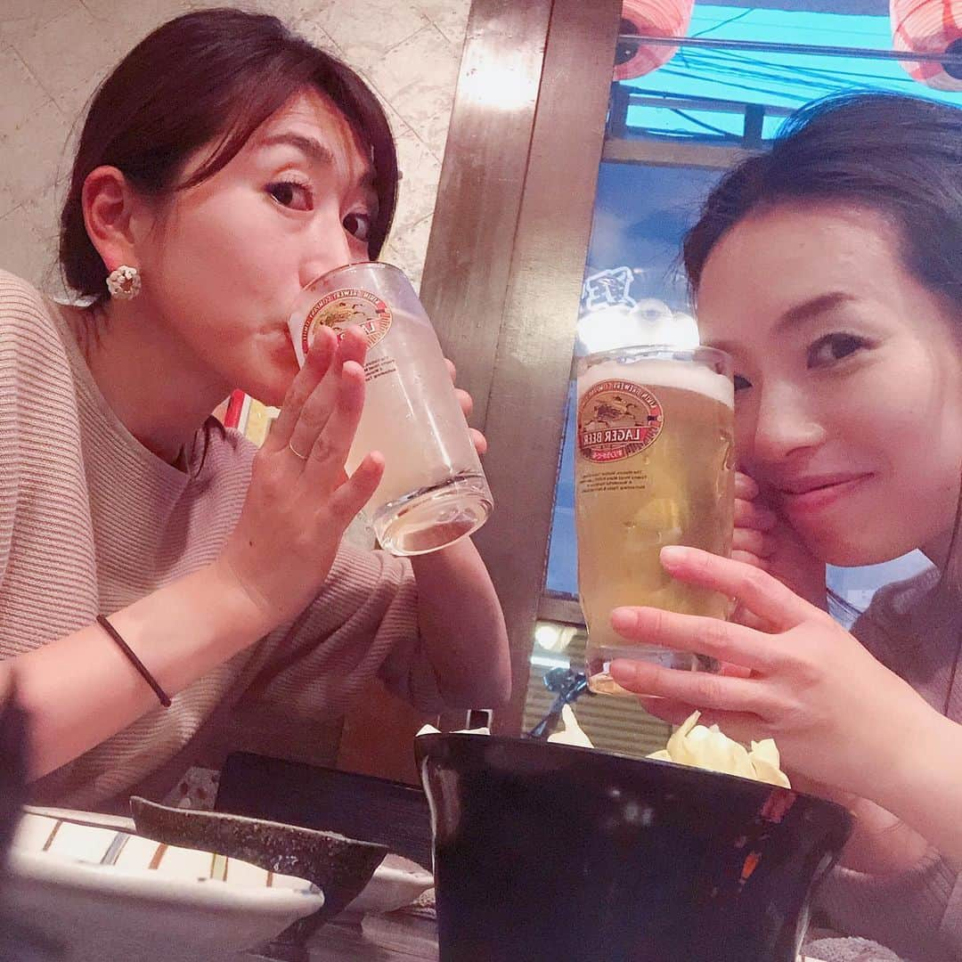 羽村亜美さんのインスタグラム写真 - (羽村亜美Instagram)「出張終わり、帰京しましたーが、 超バタバタバタバタで 明日の息子の進級式の用意まったくしてないーー（ ; ; ）  昨日のオリックスvs楽天戦は  監督インタビューと、両チームともヒーローインタビュー担当予定だったので、延長12回まで一瞬たりとも気を抜かず、集中していました⚾️ 次の担当は5月！ん？また楽天戦だわ  笑笑 これ、ほかのリポーターちゃんたちとの兼ね合いなので、 偶然です。とはいっても、去年から 楽天戦担当多いなあ、、笑 逆に、ファイターズ、マリーンズがあまり担当していない気がする。。。（ ; ; ）  よく聞かれますが、 どこのファンとかないです。 ルールと記録が好きなんです。  写真は #佐久間むつみ シリーズ #東明投手ばりのアグレッシブな母ちゃん #マイドオオキニ #パンチ #山岡投手 のインタビューたくさん担当してるけどヒーローは初担当(^_^)v」4月8日 22時37分 - amihamura