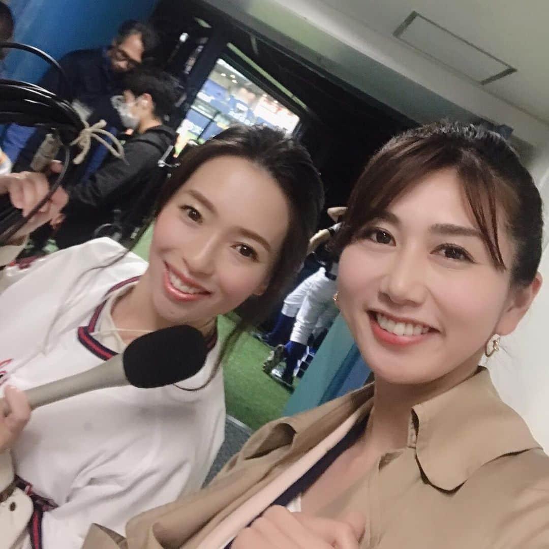 羽村亜美さんのインスタグラム写真 - (羽村亜美Instagram)「出張終わり、帰京しましたーが、 超バタバタバタバタで 明日の息子の進級式の用意まったくしてないーー（ ; ; ）  昨日のオリックスvs楽天戦は  監督インタビューと、両チームともヒーローインタビュー担当予定だったので、延長12回まで一瞬たりとも気を抜かず、集中していました⚾️ 次の担当は5月！ん？また楽天戦だわ  笑笑 これ、ほかのリポーターちゃんたちとの兼ね合いなので、 偶然です。とはいっても、去年から 楽天戦担当多いなあ、、笑 逆に、ファイターズ、マリーンズがあまり担当していない気がする。。。（ ; ; ）  よく聞かれますが、 どこのファンとかないです。 ルールと記録が好きなんです。  写真は #佐久間むつみ シリーズ #東明投手ばりのアグレッシブな母ちゃん #マイドオオキニ #パンチ #山岡投手 のインタビューたくさん担当してるけどヒーローは初担当(^_^)v」4月8日 22時37分 - amihamura