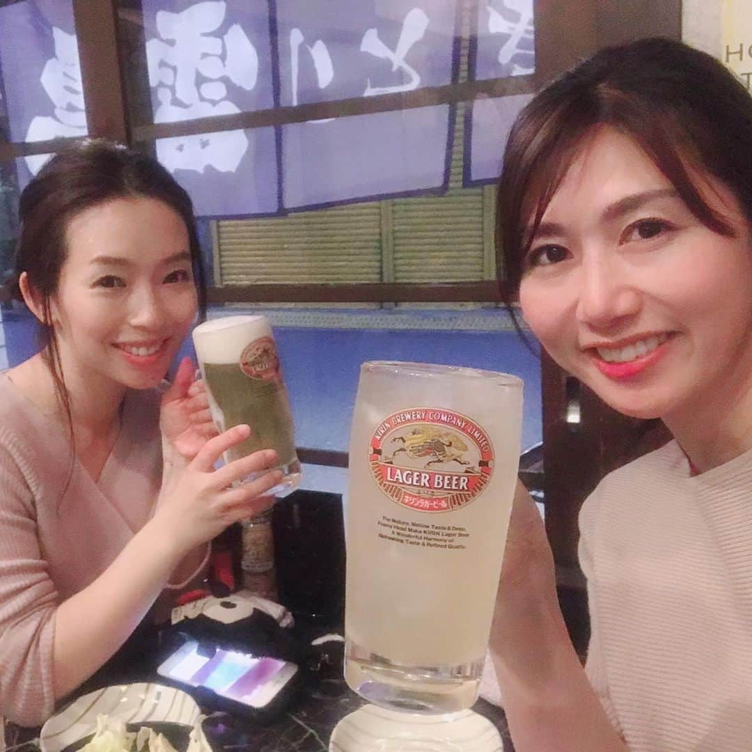 羽村亜美さんのインスタグラム写真 - (羽村亜美Instagram)「出張終わり、帰京しましたーが、 超バタバタバタバタで 明日の息子の進級式の用意まったくしてないーー（ ; ; ）  昨日のオリックスvs楽天戦は  監督インタビューと、両チームともヒーローインタビュー担当予定だったので、延長12回まで一瞬たりとも気を抜かず、集中していました⚾️ 次の担当は5月！ん？また楽天戦だわ  笑笑 これ、ほかのリポーターちゃんたちとの兼ね合いなので、 偶然です。とはいっても、去年から 楽天戦担当多いなあ、、笑 逆に、ファイターズ、マリーンズがあまり担当していない気がする。。。（ ; ; ）  よく聞かれますが、 どこのファンとかないです。 ルールと記録が好きなんです。  写真は #佐久間むつみ シリーズ #東明投手ばりのアグレッシブな母ちゃん #マイドオオキニ #パンチ #山岡投手 のインタビューたくさん担当してるけどヒーローは初担当(^_^)v」4月8日 22時37分 - amihamura