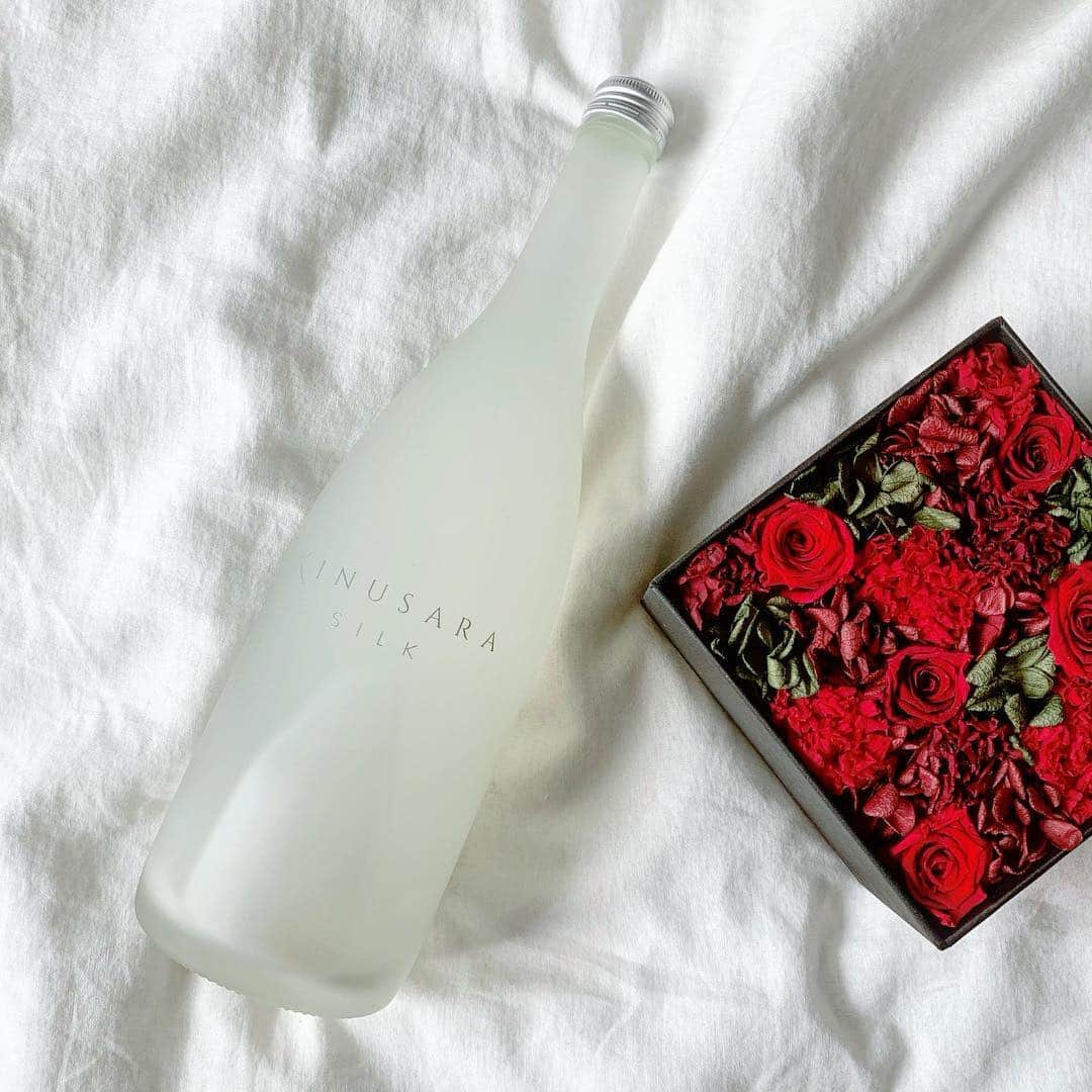 中村泉貴のインスタグラム：「・﻿ 大好きなお酒をいただきました❤︎﻿ ﻿ KINUSARA SILK(きぬさらシルク)﻿ 『ライスワイン』という種類なんだって👀﻿ ﻿ 厳選された国際原料を使用していて、食物繊維と乳酸菌が豊富とのこと。ワイン酵母を使用してるから、フルーティで栄養素は甘酒と同じくらいあるのにカロリーが低いのが良き！✨﻿ ﻿ お酒は大好きなんだけど、﻿ 美容的にどうなんだろう。。😨﻿ って感じる事が最近多かったから嬉しいお酒🌸﻿ ﻿ ﻿ #KINUSARASILK #きぬさらシルク﻿ #ライスワイン #乳酸菌 #PR﻿ ﻿ ﻿」