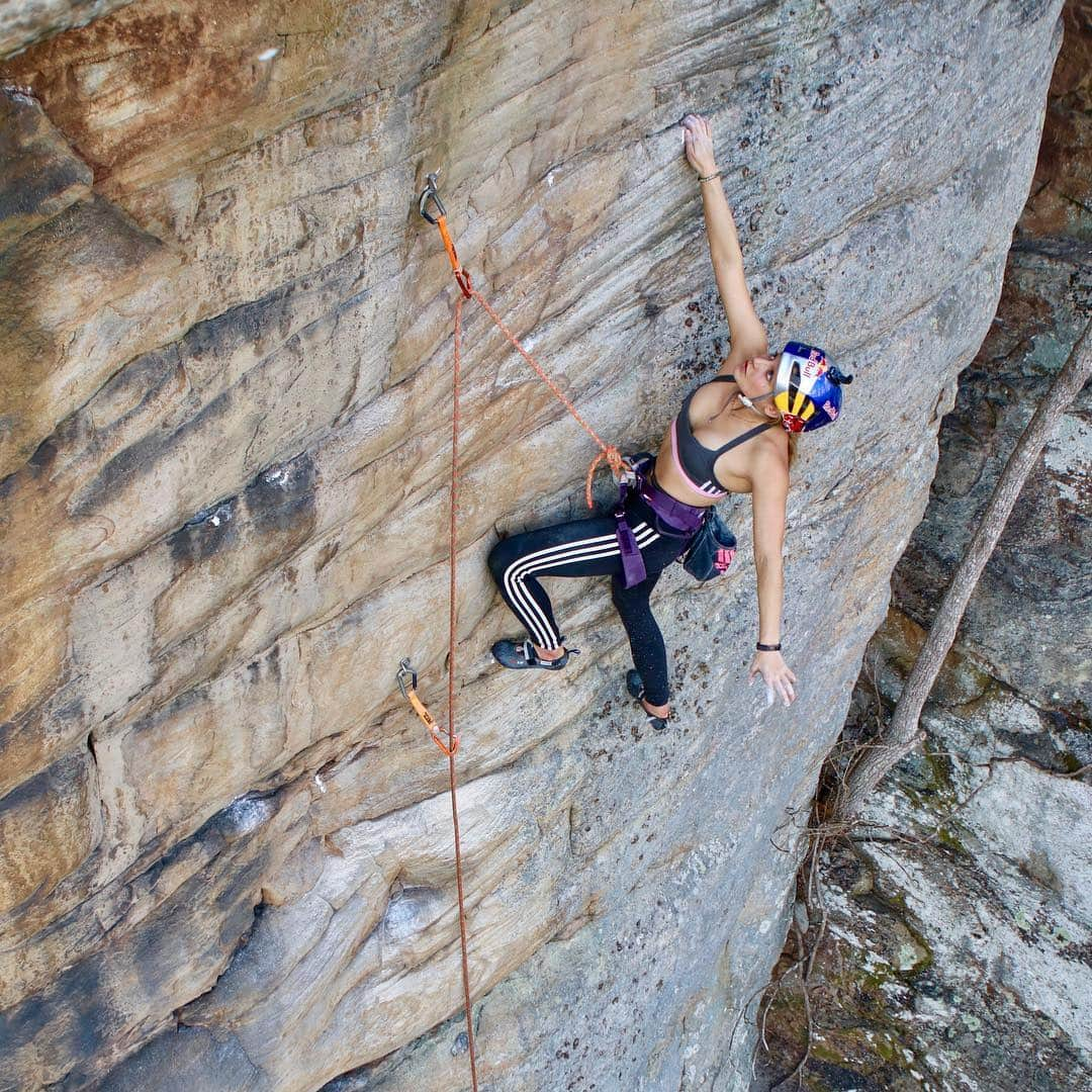 サッシャ・ディギーリアンさんのインスタグラム写真 - (サッシャ・ディギーリアンInstagram)「I bolted and climbed this route, so I decided to name it “Earn Your Stripes.” It’s a good moderate for the area - we want to grow this region and make it inviting for climbers of all levels to come out, enjoy, and have something to work on and send! @kevin__capps and I will log it on to Mountain Project along with all our other climbs we create here so you can have an accessible guide! #virginia #breaksinterstatepark #helmetup @petzl_official」4月8日 22時48分 - sashadigiulian