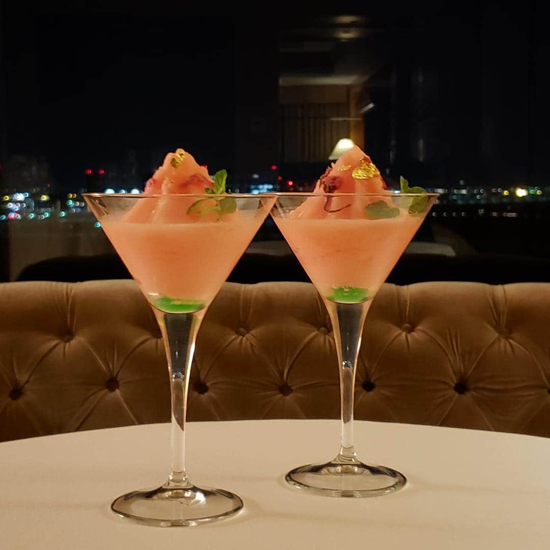 InterContinental Tokyo Bayさんのインスタグラム写真 - (InterContinental Tokyo BayInstagram)「インルームダイニング限定、春のおすすめカクテル『はるうらら』は、世界遺産、吉野山に咲く桜をイメージし色鮮やかに仕上げました🌸  ホワイトチョコリキュールや、さくらの塩漬けなどを使い、フローズンスタイルの春らしいカクテルは、最後にシャンパンを注いで完成させた少しリッチな１杯です🍾  ぜひ、この機会にお試しください🌸  In-room dining only, it is a guide of the recommended spring cocktail “HaruUrara”. A colorful cherryblossoms cocktail inspired by World Heritage, Mt. Yoshino. Frozen style spring cocktails with white chocolate and cherryblossoms. Lastly pour champagne and complete Rich cocktail. Please do not miss it.  #インターコンチネンタル東京ベイ #ホテルインターコンチネンタル東京ベイ  #インルーム　#ルームサービス　#ホテル #高層階 #海の見える部屋 #フォトジェニック  #レインボーブリッジ  #東京 #東京湾  #浜松町 #竹芝 #桜 #桜カクテル　 #intercontinental  #intercontinentaltokyobay #inroomdining #hotel #roomservice  #tokyo #cacktail #alcohol #cherryblossoms　#sakura #bayview #东京　#东京湾　#도쿄　#도쿄만」4月8日 22時49分 - intercontitokyobay