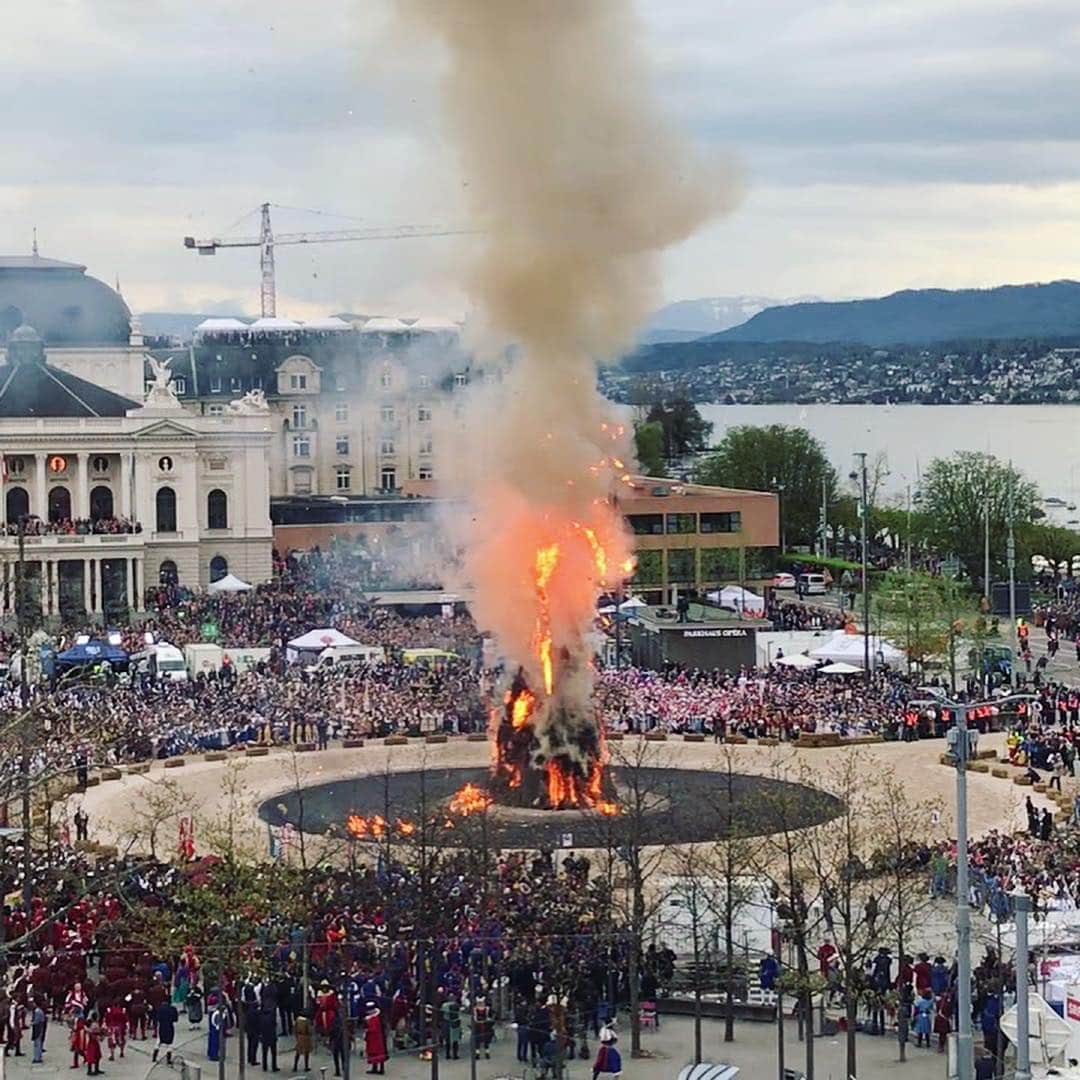 Maurice De Mauriac Zurichさんのインスタグラム写真 - (Maurice De Mauriac ZurichInstagram)「💥CONTEST 💥 Today is Sechseläuten! A tradition in Zurich that dates back to the 16th century! To celebrate the arrival of the Summer working Hours, locals would light up a bonfire on top of which there would be a figure representing winter - now a snowman - with its head filled up with fireworks! When the flames reached the head it would explode and spark into fireworks! The length of time it took to explode also mattered because the local believed it would predict how the next summer would be. The shortest time recorded was 5:07 mins and the longest was 43:34 mins. ➡️ How long do you think it will last this year ? Write your answer in the comments for a chance to win a Zurich Nato Strap, and a Zurich Key Holder for the Runner Up ! #mauricedemauriac #contest #sechseläuten #zurich #chrono #swisswatch」4月8日 22時46分 - mauricedemauriac