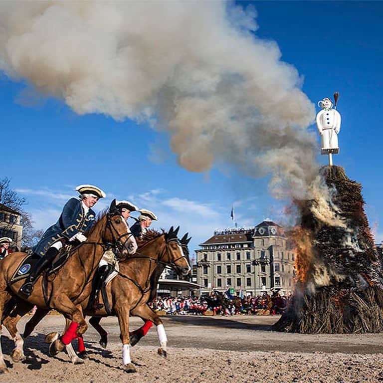 Maurice De Mauriac Zurichさんのインスタグラム写真 - (Maurice De Mauriac ZurichInstagram)「💥CONTEST 💥 Today is Sechseläuten! A tradition in Zurich that dates back to the 16th century! To celebrate the arrival of the Summer working Hours, locals would light up a bonfire on top of which there would be a figure representing winter - now a snowman - with its head filled up with fireworks! When the flames reached the head it would explode and spark into fireworks! The length of time it took to explode also mattered because the local believed it would predict how the next summer would be. The shortest time recorded was 5:07 mins and the longest was 43:34 mins. ➡️ How long do you think it will last this year ? Write your answer in the comments for a chance to win a Zurich Nato Strap, and a Zurich Key Holder for the Runner Up ! #mauricedemauriac #contest #sechseläuten #zurich #chrono #swisswatch」4月8日 22時46分 - mauricedemauriac