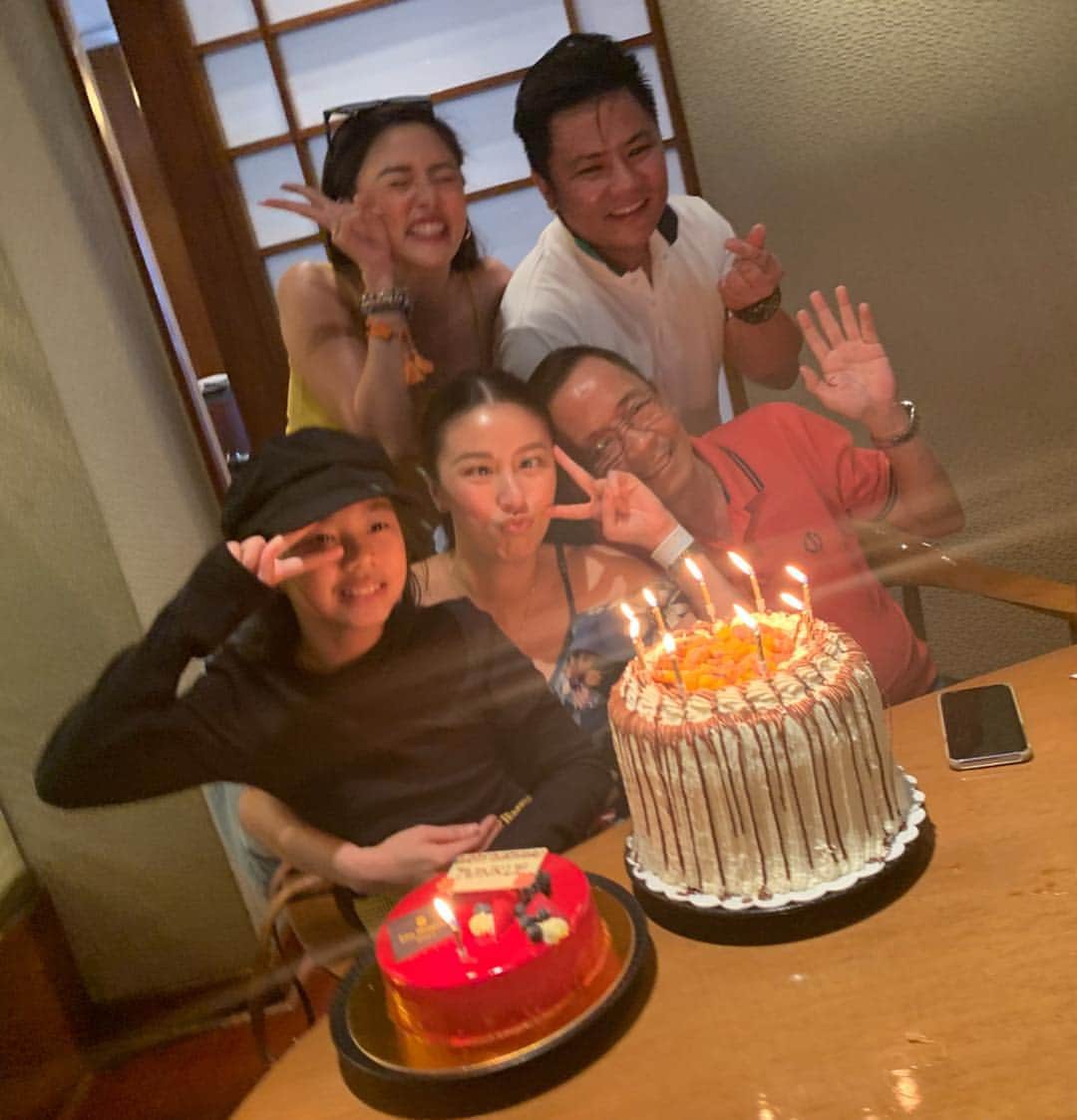 Kim Chiuさんのインスタグラム写真 - (Kim ChiuInstagram)「happy happy birthday to my sissy 💗 may all your wishes come to life coz you deserve to be happy! 😉 we are always here for you in every step of the way dont forget that, you are not alone!❤️ family will always have each others back! love you dich!!!😘 happy birthday!!! enjoy the rest of the day! have a blast!!!💋💋💋🎂🧚🏻‍♀️ @twinklechiu」4月8日 22時47分 - chinitaprincess