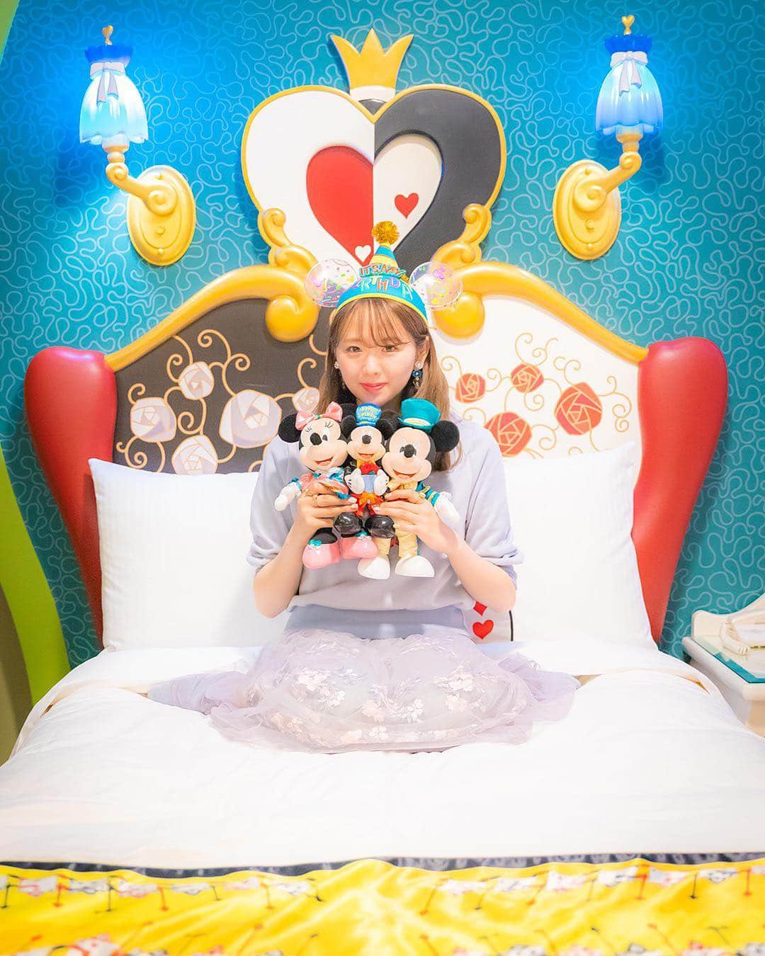 SHIHORINさんのインスタグラム写真 - (SHIHORINInstagram)「🃏🐇♥️﻿ ﻿ ﻿ 念願のDisney Land Hotel 🏰💓﻿ #アリスルーム にお泊り🐇💕﻿ わたしの誕生日前日に﻿ いぶくんが連れてきてくれました🥺💓💭﻿ ﻿ めちゃめちゃ可愛くてテンション上がる🤣💕﻿ ﻿ そしてランホ限定の🐭ミッキー&ミニー🐭🎀﻿ バースデーミッキーもプレゼント🎁してくれたの🥺かわいすぎて😭💕💕💕﻿ 本当に嬉しいありがとう💓﻿ ﻿ 明日も楽しみだぁ🐰🌷💓﻿ ﻿ ﻿ #shihorin__disney #disney #disneylandhotel #tokyodisneylandhotel #disneyhotel #tokyodisneyresort #alice #aliceinwonderland #birthdaydisney #disneyphoto #disneygram #ディズニー #ディズニーランドホテル #ランホ #アリス #不思議の国のアリス #バースデーディズニー #サプライズディズニー #ミッキー #ミニー #ハピネス」4月8日 22時47分 - shihoriiin49