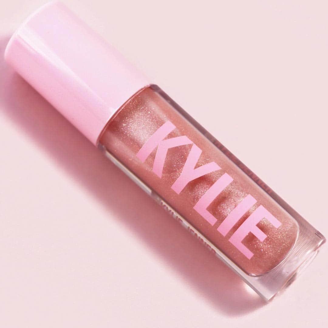 Kylie Cosmeticsさんのインスタグラム写真 - (Kylie CosmeticsInstagram)「Lost Angel #HighGloss 🌟 Comment your favorite high gloss shade below! ⠀⠀ Our new High Gloss formula is an ultra-glossy, luminous gloss that glides on the lips smoothly and evenly with added shea butter leaving behind a radiant and moisturizing shine. 💕」4月8日 22時47分 - kyliecosmetics