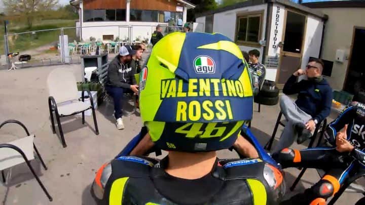 バレンティーノ・ロッシのインスタグラム：「Training at Galliano Park with the @vr46ridersacademyofficial 🎥 by @gopro #GoProHero7 @alenbolla」