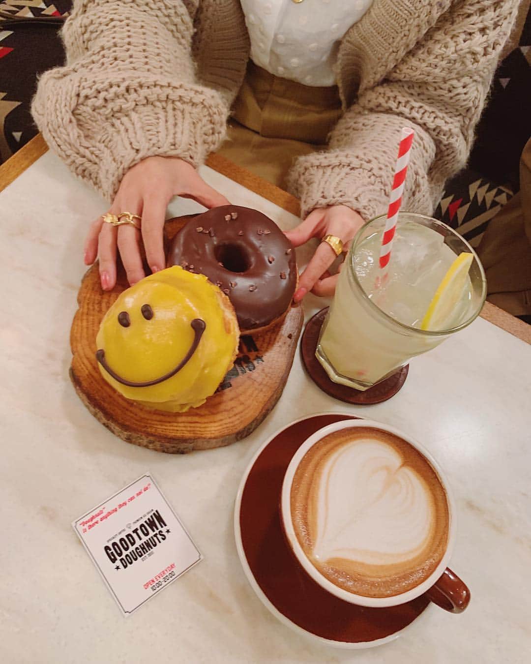 前田希美（まえのん）さんのインスタグラム写真 - (前田希美（まえのん）Instagram)「今日は久々の #のんカフェ巡り 。 明治神宮前にある @good_town_doughnuts さんに 行ってきました。  店内のカントリー調な雰囲気に 合わせて私服は ブラウンコーデにしてみました。  いつも前日にコーデを考えていて そのシチュエーションに合うかなぁ。  って頭の中でそこにいる自分を 思い描きながらお洋服選びをしています。  昔から、私服を前日に決めないと 気が済まないのです。笑 (今日待ち合わせのカフェに行ったら、 お店の雰囲気に合っててバッチリ☺︎ って褒められちゃいました。 意識したことを気づいてもらえると 女の子って嬉しいですよね♥) 最近買ったばかりのイヤーカフも とってもお気に入り☺︎ リングと合わせて @emiru_jewelry さんで購入しました❤︎ スカートは発売中のN WITH.です。 サスペンダーは取り外しできるので コーデに合わせて変えてみてくださいね。  @n_with_official  #のんカフェ巡り #のんの私服  #nwith #goodtowndoughnuts  #グッドタウンドーナツ #🍩 #明治神宮 #meijijingu」4月8日 22時49分 - maeda_nozomi