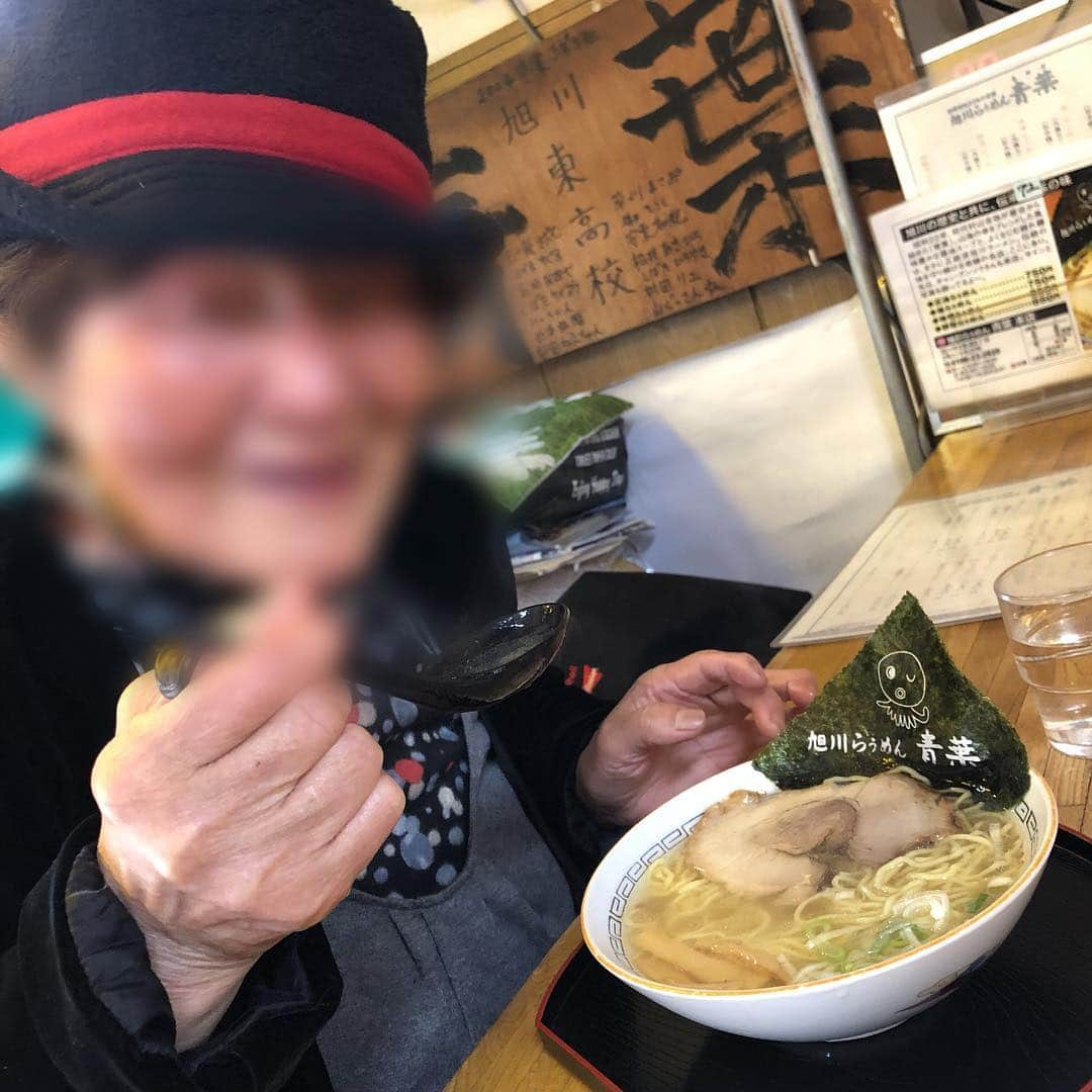 アンジェラ佐藤さんのインスタグラム写真 - (アンジェラ佐藤Instagram)「旭川食い倒れ母娘旅昼の部その② 旭川らぅめん青葉→ミスド→ピエスモンテ→松露庵→ホテルでお菓子。  ただ今夜の部なうっ！( ꒪Д꒪)ノ  #アンジェラ佐藤 #旭川  #旭川らぅめん青葉  #何故か旭川でミスド #ピエスモンテ ソフトクリームとパン #松露庵 のベビーカステラぷくぷくうまうま #しかし母ちゃんちょっと食べ過ぎぢゃない？ #ヒンナヒンナ」4月8日 22時55分 - angela_satou