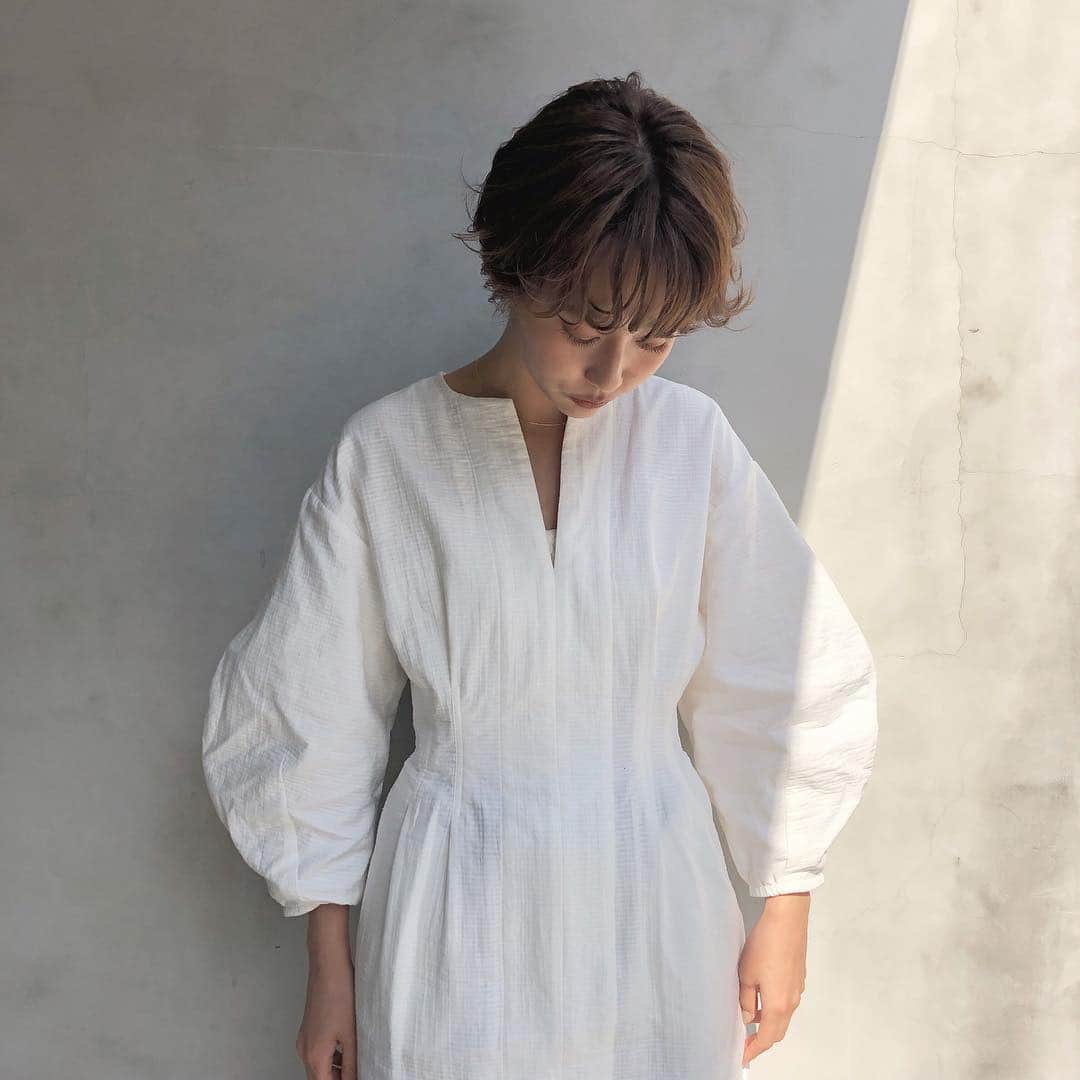 石田一帆さんのインスタグラム写真 - (石田一帆Instagram)「. ビタブリッドCさんの新製品発表会に 登壇させていただきました…♡ . TVや雑誌で拝見する錚々たる方々と一緒に お話させていただいてとーっても緊張🙄 @fujiko0207 さんも一緒でした🍊♡ ひとまず大きなイベントを終えられてホッ。 . ヘアセットは  @cieca.noguchi さんにお願いしました♡ (昨日はヘアカラーを👦🏼) ワンピースにあうようにラフにいい感じに 巻いていただきました🥑 . 今日もありがとうございました☺️☁️ . #cieca#hairset#haircolor#hairsalon#beauty#omotesando#fashion#ootd#coordinate#casual#mystyle#ヘアセット#ヘアカラー#ショートヘア#ショート#ドレスアップ#美容メンテナンス#美容#表参道」3月25日 15時34分 - ishidakazuho