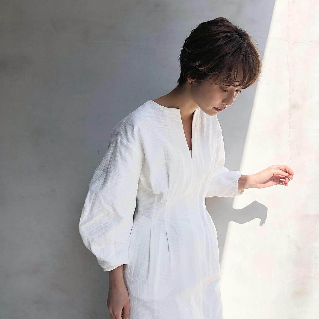 石田一帆さんのインスタグラム写真 - (石田一帆Instagram)「. ビタブリッドCさんの新製品発表会に 登壇させていただきました…♡ . TVや雑誌で拝見する錚々たる方々と一緒に お話させていただいてとーっても緊張🙄 @fujiko0207 さんも一緒でした🍊♡ ひとまず大きなイベントを終えられてホッ。 . ヘアセットは  @cieca.noguchi さんにお願いしました♡ (昨日はヘアカラーを👦🏼) ワンピースにあうようにラフにいい感じに 巻いていただきました🥑 . 今日もありがとうございました☺️☁️ . #cieca#hairset#haircolor#hairsalon#beauty#omotesando#fashion#ootd#coordinate#casual#mystyle#ヘアセット#ヘアカラー#ショートヘア#ショート#ドレスアップ#美容メンテナンス#美容#表参道」3月25日 15時34分 - ishidakazuho