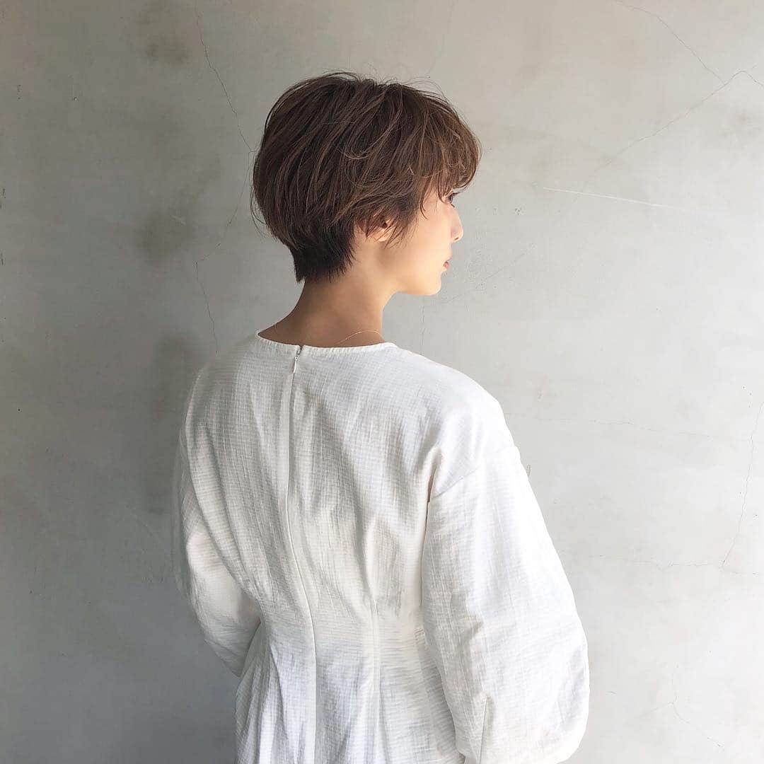石田一帆さんのインスタグラム写真 - (石田一帆Instagram)「. ビタブリッドCさんの新製品発表会に 登壇させていただきました…♡ . TVや雑誌で拝見する錚々たる方々と一緒に お話させていただいてとーっても緊張🙄 @fujiko0207 さんも一緒でした🍊♡ ひとまず大きなイベントを終えられてホッ。 . ヘアセットは  @cieca.noguchi さんにお願いしました♡ (昨日はヘアカラーを👦🏼) ワンピースにあうようにラフにいい感じに 巻いていただきました🥑 . 今日もありがとうございました☺️☁️ . #cieca#hairset#haircolor#hairsalon#beauty#omotesando#fashion#ootd#coordinate#casual#mystyle#ヘアセット#ヘアカラー#ショートヘア#ショート#ドレスアップ#美容メンテナンス#美容#表参道」3月25日 15時34分 - ishidakazuho