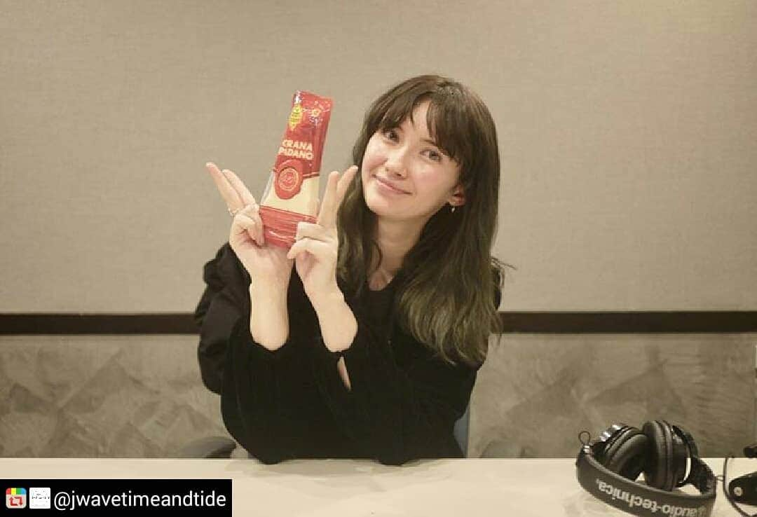 J-WAVEさんのインスタグラム写真 - (J-WAVEInstagram)「✌イチカワピース✌今週もありがとうございます！Repost from @jwavetimeandtide  さまざまなカルチャーに造詣が深いモデル、 市川紗椰のトークコラム的コーナー「イチカワカオスモス」では、 リスナーの皆さんから届いたメールをご紹介🚃💨🍱 お楽しみに‼️ http://www.j-wave.co.jp/original/timeandtide/ #jwave #TAT813 #市川紗椰 #trume #EPSON #土曜日夜9時スタート #中村孝則 #グルメ #コラムニスト #美食 #食 #世界のベストレストラン50 #評論家 #リスナー #メール #紹介 #市川への質問募集中‼️ #radikoで聞けるよ📱」3月25日 15時34分 - jwave813