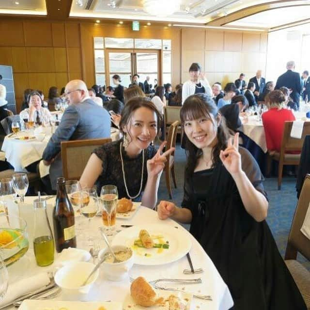 小野麻亜矢さんのインスタグラム写真 - (小野麻亜矢Instagram)「昨日は幼馴染の妹ちゃんの結婚式でした！！ とーっても綺麗だったー💕  そして、素敵な式でした。 思い出すだけで泣ける🥺  友達のママやパパにも久しぶりに会えて嬉しかったし、 小ちゃな時を思い出しながら、 なかなか、会えなくなっちゃったけど、今でもこうやって繋がってるのが嬉しい。  ちっちゃい時の三人の写真が今手元になくて、実家で探してみよう♪  #幼馴染 #結婚式 #結婚式用の服めちゃ安い #7999円！ #でもお気に入り」3月25日 15時34分 - ono_maaya