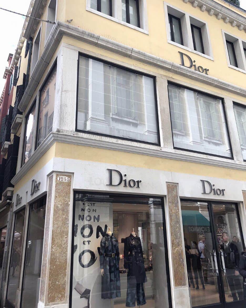 石元歩唯さんのインスタグラム写真 - (石元歩唯Instagram)「Dior boutique  どのショップもVeneziaの街並みに合う 可愛らしい外観になっていて 初めて見る色合いが印象的だった🌼 . #kento_ai_Italy #honeymoon #Italy #venise」3月25日 15時37分 - 518aichi