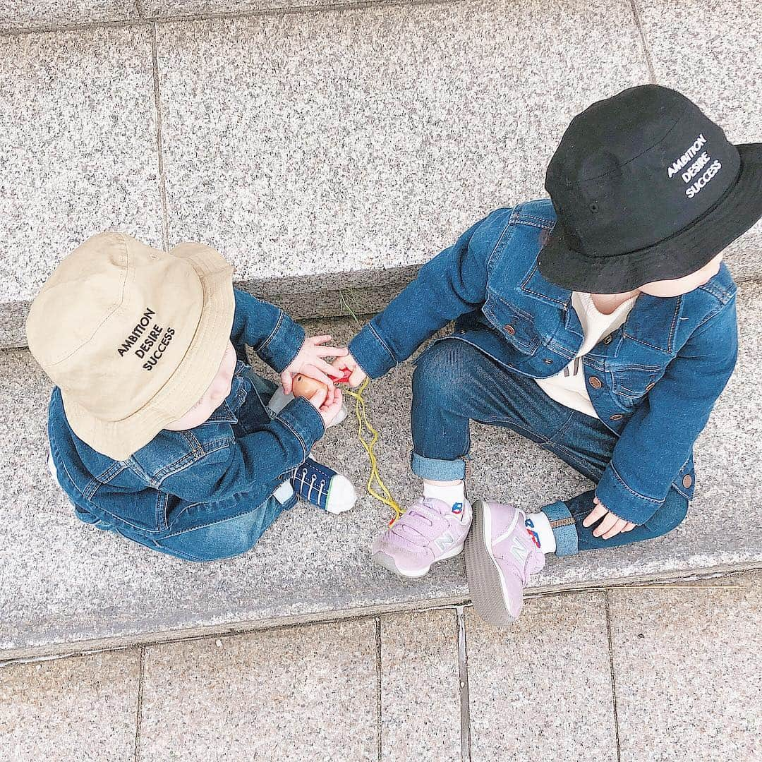 MISAさんのインスタグラム写真 - (MISAInstagram)「ㅤㅤㅤㅤㅤㅤㅤㅤㅤㅤㅤㅤㅤ ㅤㅤㅤㅤㅤㅤㅤㅤㅤㅤㅤㅤㅤ 久しぶりに子どもたちのコーデ🌸 @gap でデニムジャケットが50%offに なってたからお揃いで購入🥰 ㅤㅤㅤㅤㅤㅤㅤㅤㅤㅤㅤㅤㅤ 写真撮ったりあんまりできてなかったけど 改めてみると2人とも本間におっきくなったなあ😳❤️ ㅤㅤㅤㅤㅤㅤㅤㅤㅤㅤㅤㅤㅤ 娘は会話がしっかりできるようになったし 息子はつかまり立ちもして 最近は伝い歩きも出来るようになって 息子が泣いてると娘がヨシヨシしてあげたりばあ！ って笑わせてあげてお姉ちゃんぶりを発揮してたり😢 ㅤㅤㅤㅤㅤㅤㅤㅤㅤㅤㅤㅤㅤ ここまでなんやかんやあっという間過ぎたなあ(感動)🥺 大きくなった姿を見たい気持ちもあるけど 今のままでいて欲しい気持ちもある🥺（笑） ㅤㅤㅤㅤㅤㅤㅤㅤㅤㅤㅤㅤㅤ ㅤㅤㅤㅤㅤㅤㅤㅤㅤㅤㅤㅤㅤ #子ども服 #リンクコーデ #姉弟コーデ  #デニムコーデ #春コーデ  ㅤㅤㅤㅤㅤㅤㅤㅤㅤㅤㅤㅤㅤ」3月25日 15時40分 - chatae._