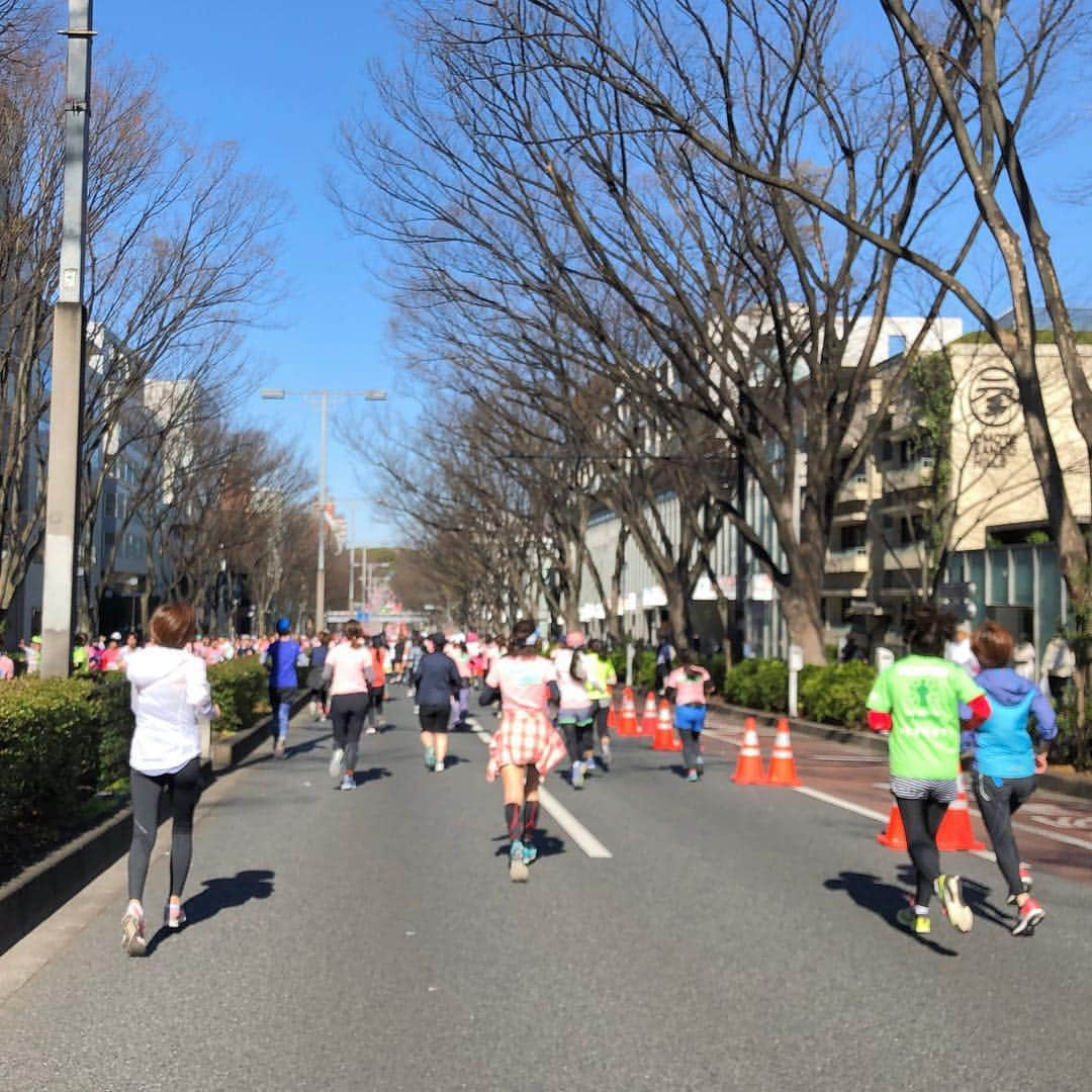 run+さんのインスタグラム写真 - (run+Instagram)「【渋谷・表参道ウィメンズ】惨敗… 出来得る限りのことして回復に努めるも惨敗… 月曜日に受けた健康診断の胃カメラから…喉に不調。 木曜日の無声状態よりはよくなったものの声は戻らず、 呼吸も戻らず。 ・ 前日の #神宮球場リレーマラソン 走った感じから、いつもみたいに走れないだろう予想はしていたけど、こんなにも苦しいランになるとは。。。 話すの大好きな私が会話するだけでしんどくて。 息が全然入って行かず、力も入らない(T_T) 完走目標に切り替えたけど、今シーズン練習頑張って、同じくらい体調管理にも力を入れてたのに悔しすぎる(>_<) ・ あまりのハスキーボイス、むしろ音のする息… 頑張って声を振り絞るも、気付かれないwww そんなんでしたが #カラダ大学 の皆さんや、ゆきっちゃん、まきさん、あやさんと会え楽しい気持ちはいっぱい♡ ・ 大会デビューした思い出の大会だしね、 せっかくの大会、楽しまなきゃもったいない！と思い、久々にレース中の写真。 この数ヶ月の大会は大好きなレース中の写真📱封印し、タイム更新を頑張ってたから。 ・ レース中脱水にならないように、今シーズンは花粉の薬を飲まずに耐えてきたけど、大きな大会はこれがラスト。 少しでも早く治るよう花粉の薬💊飲んでいつもみたいにいっぱい話しながら走りたい。  こういうことがあると改めて気付く #走れるって幸せ ・ @mmfuna マキさんとは会えてない大会ないんじゃないかってくらい必ず会える❤ディステニー🎀 スカートすっごく可愛かったです😍 ・ #渋谷表参道ウィメンズラン #渋谷表参道womensrun #渋谷表参道ウィメンズラン2019 来年、絶対リベンジ。あ、まずは🎯当選しなくては✨ ・ #ランニング #ジョギング #RUN ・ #ハシリマスタグラム #ハシリマシタグラム #走るひと ・ #Runday #RunLovesLife」3月25日 15時40分 - runplus