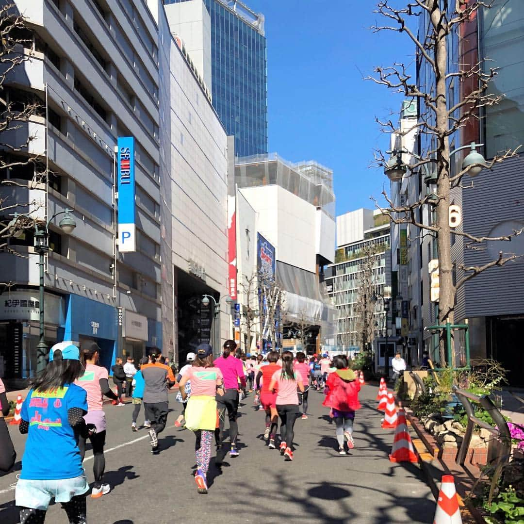 run+さんのインスタグラム写真 - (run+Instagram)「【渋谷・表参道ウィメンズ】惨敗… 出来得る限りのことして回復に努めるも惨敗… 月曜日に受けた健康診断の胃カメラから…喉に不調。 木曜日の無声状態よりはよくなったものの声は戻らず、 呼吸も戻らず。 ・ 前日の #神宮球場リレーマラソン 走った感じから、いつもみたいに走れないだろう予想はしていたけど、こんなにも苦しいランになるとは。。。 話すの大好きな私が会話するだけでしんどくて。 息が全然入って行かず、力も入らない(T_T) 完走目標に切り替えたけど、今シーズン練習頑張って、同じくらい体調管理にも力を入れてたのに悔しすぎる(>_<) ・ あまりのハスキーボイス、むしろ音のする息… 頑張って声を振り絞るも、気付かれないwww そんなんでしたが #カラダ大学 の皆さんや、ゆきっちゃん、まきさん、あやさんと会え楽しい気持ちはいっぱい♡ ・ 大会デビューした思い出の大会だしね、 せっかくの大会、楽しまなきゃもったいない！と思い、久々にレース中の写真。 この数ヶ月の大会は大好きなレース中の写真📱封印し、タイム更新を頑張ってたから。 ・ レース中脱水にならないように、今シーズンは花粉の薬を飲まずに耐えてきたけど、大きな大会はこれがラスト。 少しでも早く治るよう花粉の薬💊飲んでいつもみたいにいっぱい話しながら走りたい。  こういうことがあると改めて気付く #走れるって幸せ ・ @mmfuna マキさんとは会えてない大会ないんじゃないかってくらい必ず会える❤ディステニー🎀 スカートすっごく可愛かったです😍 ・ #渋谷表参道ウィメンズラン #渋谷表参道womensrun #渋谷表参道ウィメンズラン2019 来年、絶対リベンジ。あ、まずは🎯当選しなくては✨ ・ #ランニング #ジョギング #RUN ・ #ハシリマスタグラム #ハシリマシタグラム #走るひと ・ #Runday #RunLovesLife」3月25日 15時40分 - runplus