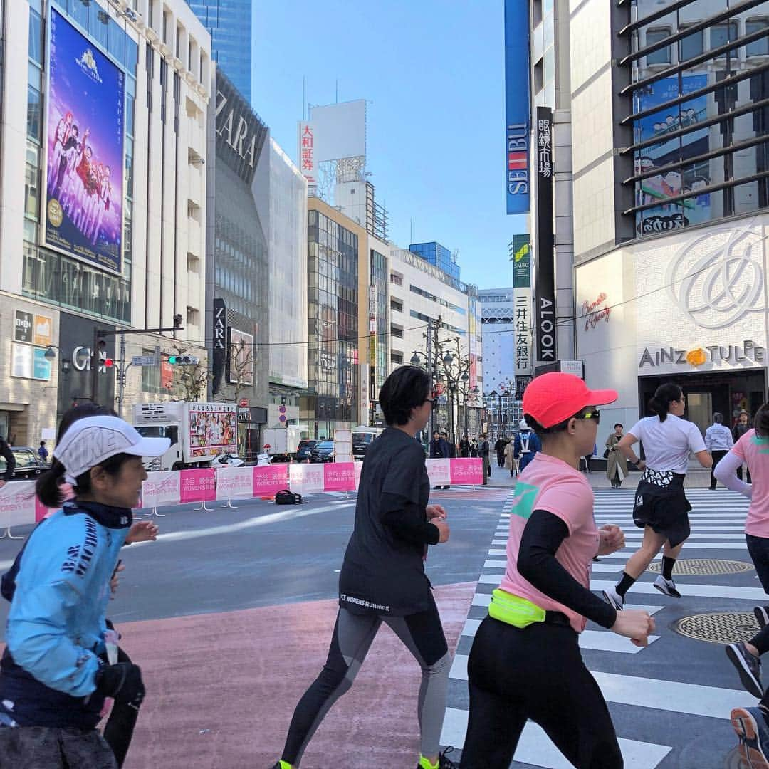 run+さんのインスタグラム写真 - (run+Instagram)「【渋谷・表参道ウィメンズ】惨敗… 出来得る限りのことして回復に努めるも惨敗… 月曜日に受けた健康診断の胃カメラから…喉に不調。 木曜日の無声状態よりはよくなったものの声は戻らず、 呼吸も戻らず。 ・ 前日の #神宮球場リレーマラソン 走った感じから、いつもみたいに走れないだろう予想はしていたけど、こんなにも苦しいランになるとは。。。 話すの大好きな私が会話するだけでしんどくて。 息が全然入って行かず、力も入らない(T_T) 完走目標に切り替えたけど、今シーズン練習頑張って、同じくらい体調管理にも力を入れてたのに悔しすぎる(>_<) ・ あまりのハスキーボイス、むしろ音のする息… 頑張って声を振り絞るも、気付かれないwww そんなんでしたが #カラダ大学 の皆さんや、ゆきっちゃん、まきさん、あやさんと会え楽しい気持ちはいっぱい♡ ・ 大会デビューした思い出の大会だしね、 せっかくの大会、楽しまなきゃもったいない！と思い、久々にレース中の写真。 この数ヶ月の大会は大好きなレース中の写真📱封印し、タイム更新を頑張ってたから。 ・ レース中脱水にならないように、今シーズンは花粉の薬を飲まずに耐えてきたけど、大きな大会はこれがラスト。 少しでも早く治るよう花粉の薬💊飲んでいつもみたいにいっぱい話しながら走りたい。  こういうことがあると改めて気付く #走れるって幸せ ・ @mmfuna マキさんとは会えてない大会ないんじゃないかってくらい必ず会える❤ディステニー🎀 スカートすっごく可愛かったです😍 ・ #渋谷表参道ウィメンズラン #渋谷表参道womensrun #渋谷表参道ウィメンズラン2019 来年、絶対リベンジ。あ、まずは🎯当選しなくては✨ ・ #ランニング #ジョギング #RUN ・ #ハシリマスタグラム #ハシリマシタグラム #走るひと ・ #Runday #RunLovesLife」3月25日 15時40分 - runplus