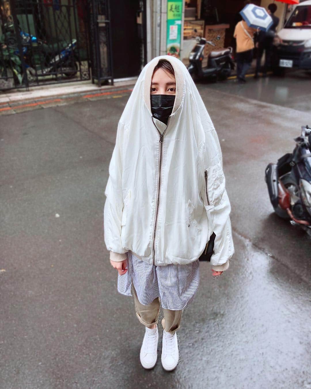 宇珊さんのインスタグラム写真 - (宇珊Instagram)「如果在路上看到這個生物，不要懷疑 是我本人。 #雨天沒帶傘標準look」3月25日 14時13分 - shanliu0608