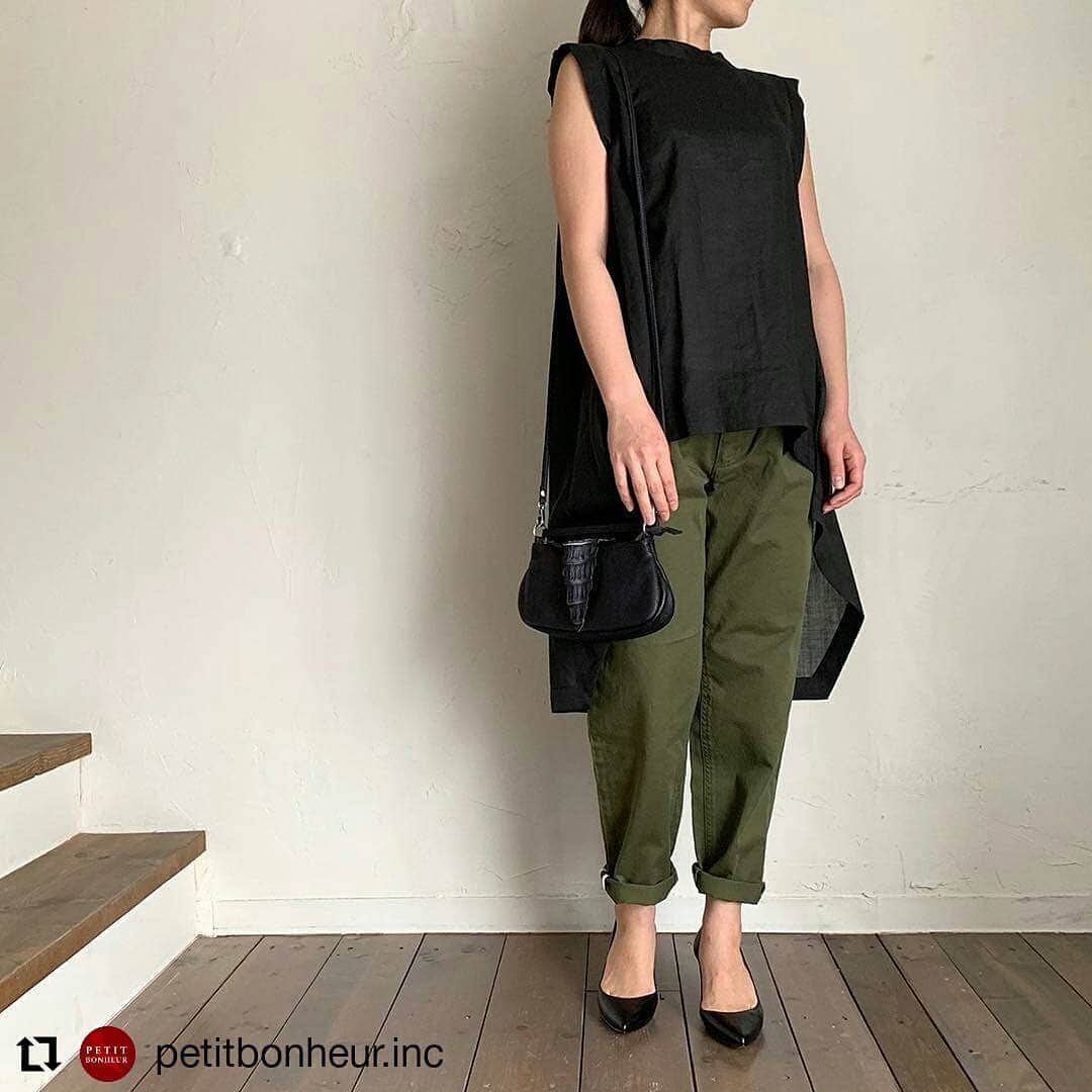 のインスタグラム：「#Repost @petitbonheur.inc • • • • • • - today's styling - ・ blouse/tous les deux ensemble ¥23,000+tex pants/Kittle ¥12,800+tex bag/collection privee ¥52,000+tex pumps/yugure ¥23,000+tex ・ #touslesdeuxensemble #Kittle #collectionprivee #yugure」