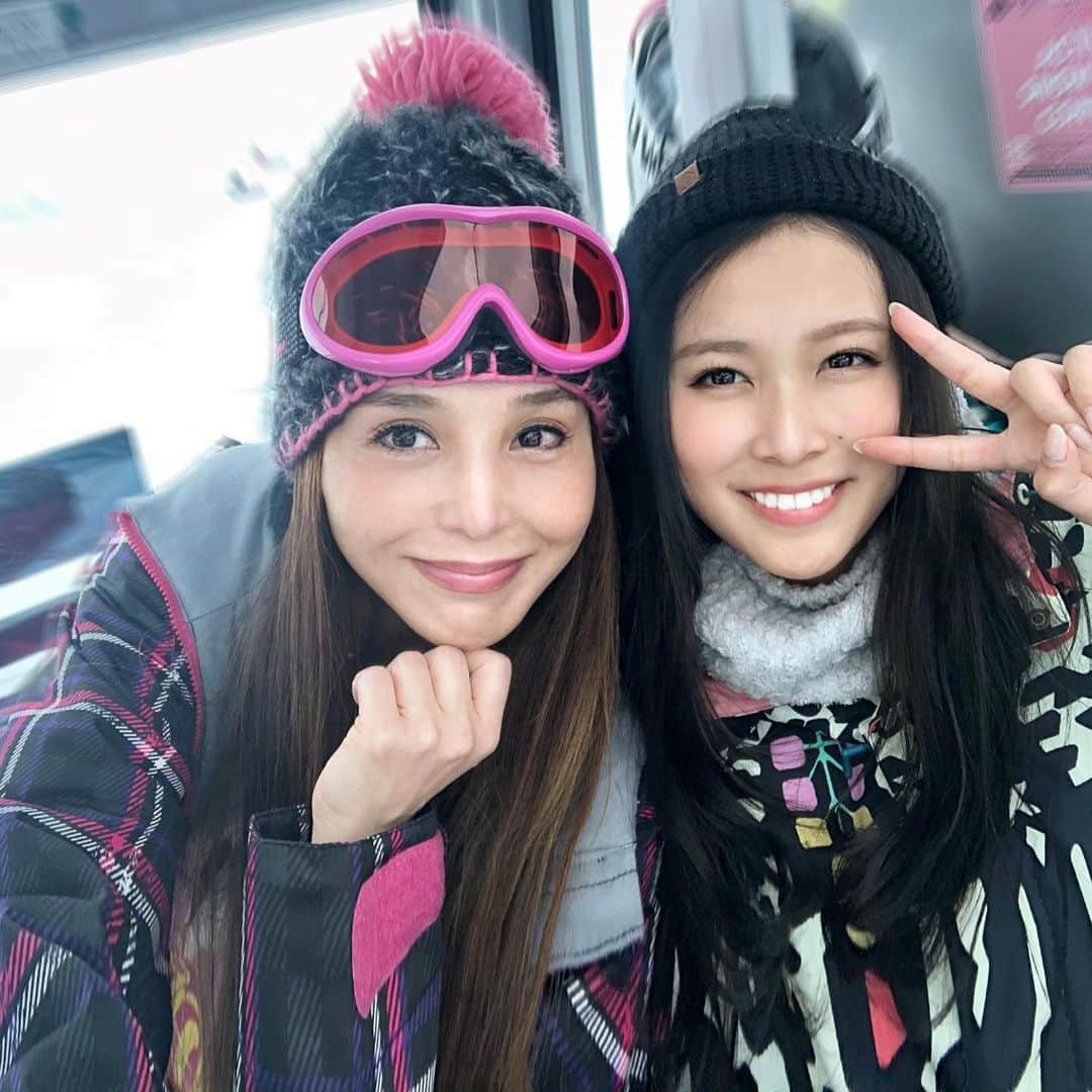麻美さんのインスタグラム写真 - (麻美Instagram)「春スキー🎿 昨日はめっちゃ吹雪いてた❄️ ． リフトは顔が痛いから😅 ゴンドラ〜🚟 ． #スキー#春スキー #ski#love #pretty#girls」3月25日 14時08分 - mami0s