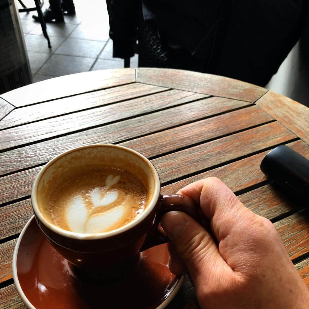 鈴木みのるさんのインスタグラム写真 - (鈴木みのるInstagram)「afternoon coffee time  #coffeetime  いつもの店で いつものコーヒー 他の投稿してたらつい先に飲んじゃった。。 ラテ写真撮ろうと思ってたのに。 ま、いーか。」3月25日 14時10分 - suzuki.d.minoru