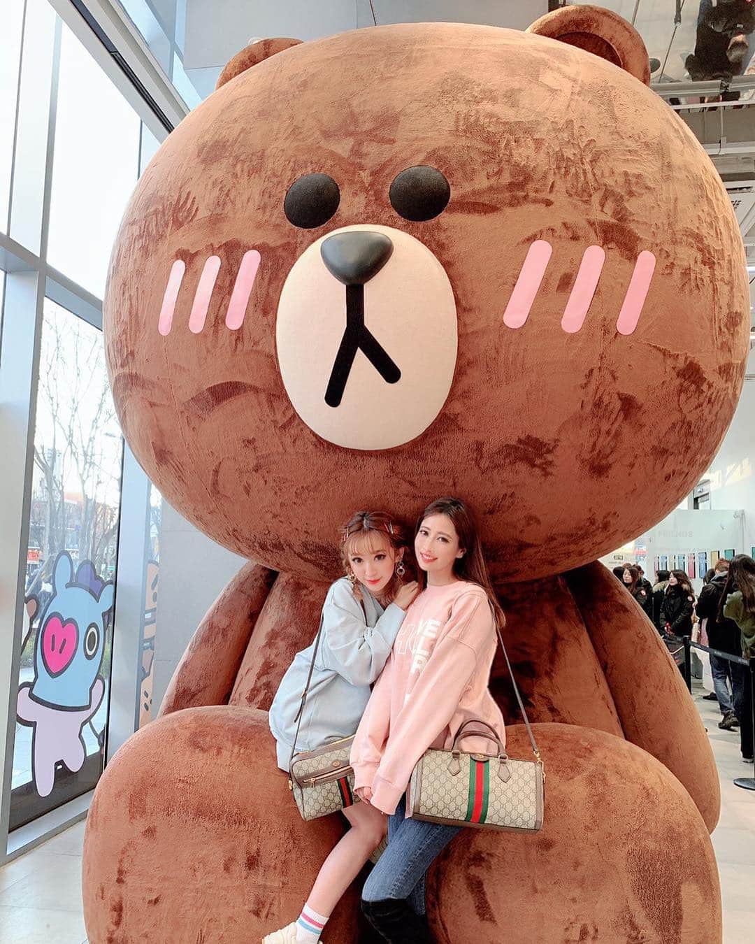 青木りえさんのインスタグラム写真 - (青木りえInstagram)「🐻🍯🐝 . @kanaxxy_0421 💕韓国に行って来ました💕 . カナと私が着てるトレーナーは @bloomin_official 💙 春色ピンクの着やすいトレーナーGET💕着てるトレーナーは、今日発売するみたい❣️ パステルカラーで可愛かったからオススメだよ🧸 . LINEStoreのカフェも可愛かったー🐻🐰 初めてホンデに行きました🍯可愛いカフェがたくさんあって、とっても楽しかったなあ✈️💕 . 最後の写メのポーチと鏡も、可愛かった😭🐥💕 . 感謝の旅☺️ . . #韓国#韓国旅行#ラインストア#ホンデ#ラインフレンズ#ブラウン#linefriends#linestore#カナ#ブルーミン#パーカー#春色#ピンク#パステルカラー#パステルカラーコーデ#カフェ#🎂」3月25日 14時23分 - aokirie0418