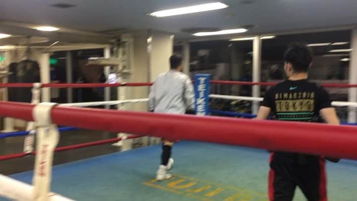 のインスタグラム：「力さんとのミットは最近始めたからあんまり息はあってない 笑 でもまだいい方かな  てか誰もいなかったから、声が響く響く 笑 . #ボクシング #boxing #ミット打ち」