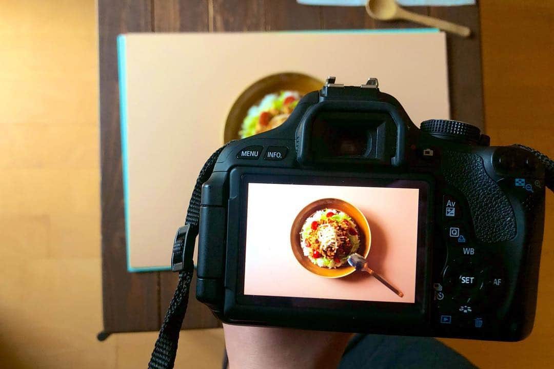 小鳥遊しほさんのインスタグラム写真 - (小鳥遊しほInstagram)「‪【連載】今回は鶏ひき肉×納豆の簡単タコライスのレシピです👨‍🍳納豆LOVE. . . 美肌効果についても書いてます👨‍💻ビタミンLOVE. . . 今回の画像は素材の色をそのまま文字色にしたのがポイントです👨‍🎨デザインLOVE. . . レシピ・料理・コラム・カメラ・編集・イラストetc. 全部ひとりでやってまっせ👨‍🔧 #資生堂 さん＂ワタシプラス＂ #連載 レシピ vol.56 . . タグ先のプロフィールURL→美容の情報→肌に効くお料理レシピ→で小鳥遊のレシピコラム色々出てくるよー！読んでねー . . #ワタシプラス #レシピ #簡単レシピ #タコライス #納豆 #美肌 #料理 #料理初心者 #cooking #tacorice #natto #recipe ‬」3月25日 14時25分 - shihotakanashi