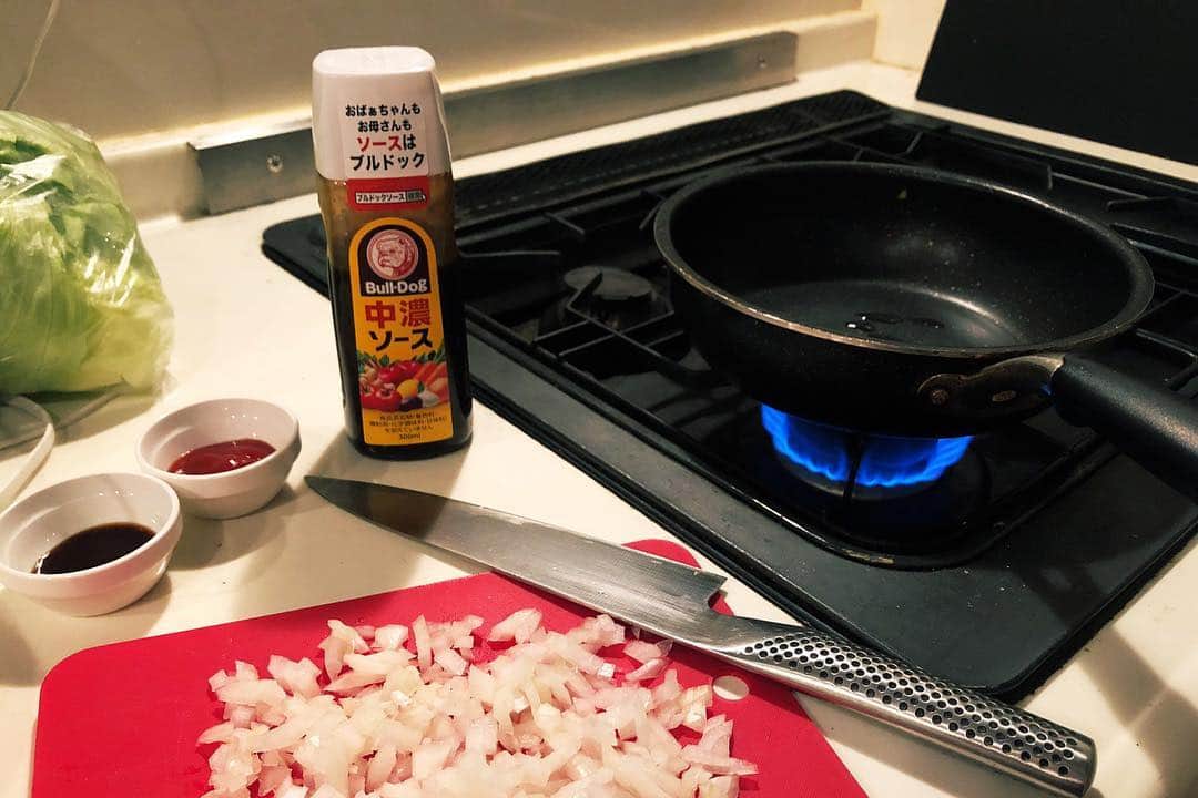 小鳥遊しほさんのインスタグラム写真 - (小鳥遊しほInstagram)「‪【連載】今回は鶏ひき肉×納豆の簡単タコライスのレシピです👨‍🍳納豆LOVE. . . 美肌効果についても書いてます👨‍💻ビタミンLOVE. . . 今回の画像は素材の色をそのまま文字色にしたのがポイントです👨‍🎨デザインLOVE. . . レシピ・料理・コラム・カメラ・編集・イラストetc. 全部ひとりでやってまっせ👨‍🔧 #資生堂 さん＂ワタシプラス＂ #連載 レシピ vol.56 . . タグ先のプロフィールURL→美容の情報→肌に効くお料理レシピ→で小鳥遊のレシピコラム色々出てくるよー！読んでねー . . #ワタシプラス #レシピ #簡単レシピ #タコライス #納豆 #美肌 #料理 #料理初心者 #cooking #tacorice #natto #recipe ‬」3月25日 14時25分 - shihotakanashi