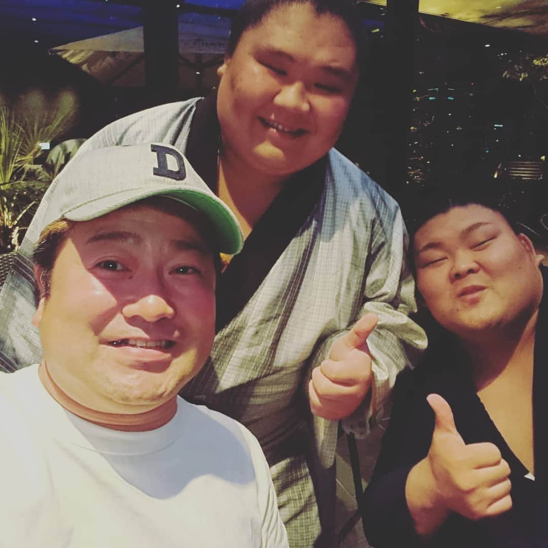 中川貴志さんのインスタグラム写真 - (中川貴志Instagram)「大阪場所お疲れ様でした😃😃 そして白鵬‼️優勝 『おめでとう』🎉 やっぱりすげぇ横綱だわ😃  #白鵬 #横綱 #優勝おめでとう #豊ノ島  #石浦 #炎鵬 #大翔丸 #濱豊 #山口 #楽しい奴ら」3月25日 14時26分 - takashi__nakagawa