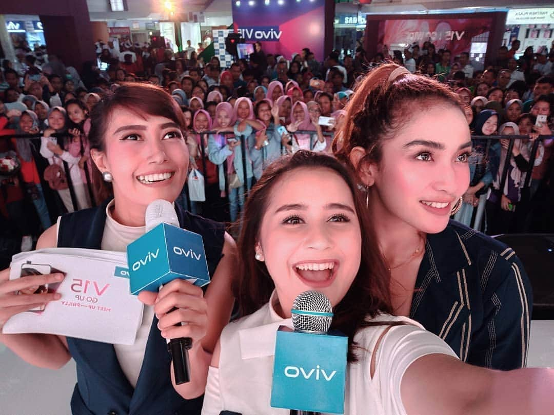 Prilly Latuconsinaさんのインスタグラム写真 - (Prilly LatuconsinaInstagram)「Acara @vivo_indonesia Di Semarang!!! Seru bangettt kaliaaan! Terima kasih ya untuk antusias dan keseruan kemarin! Love you and see you!」3月25日 14時27分 - prillylatuconsina96