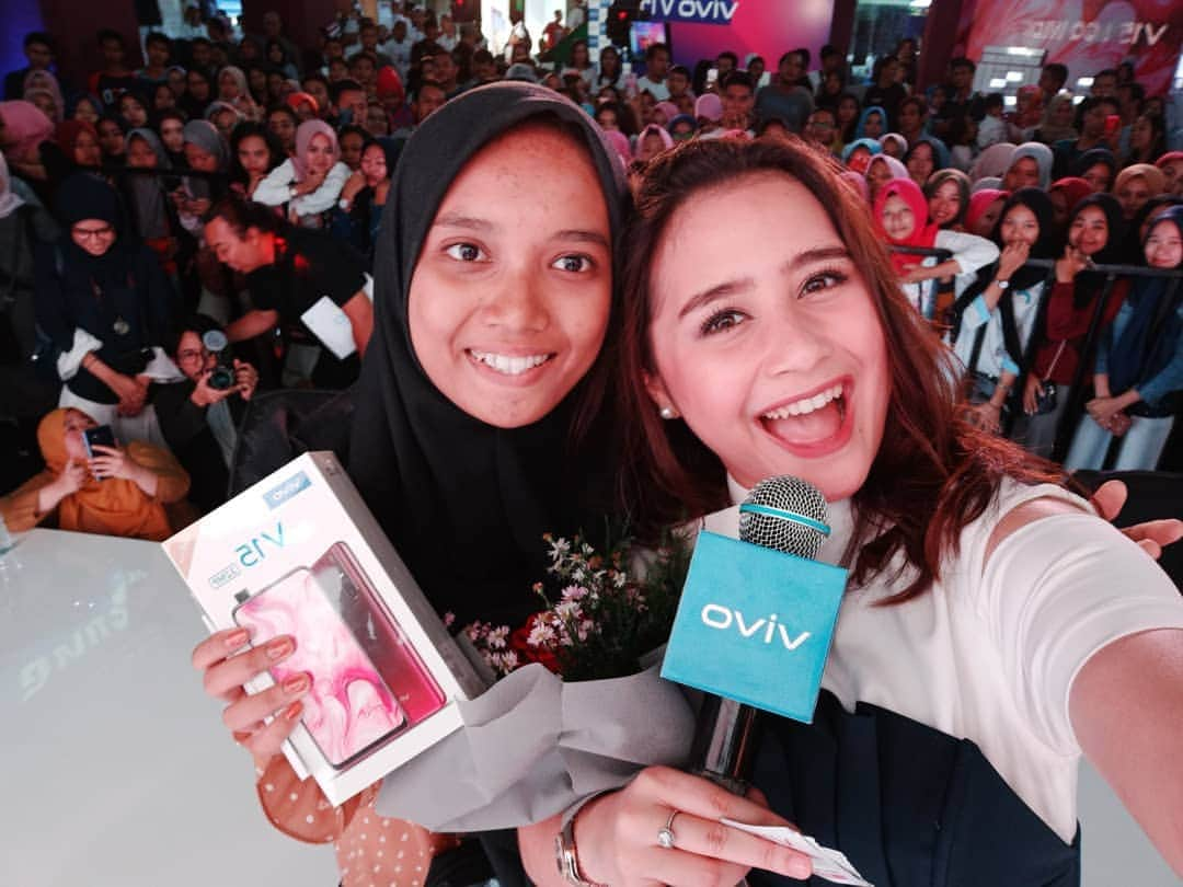 Prilly Latuconsinaさんのインスタグラム写真 - (Prilly LatuconsinaInstagram)「Acara @vivo_indonesia Di Semarang!!! Seru bangettt kaliaaan! Terima kasih ya untuk antusias dan keseruan kemarin! Love you and see you!」3月25日 14時27分 - prillylatuconsina96