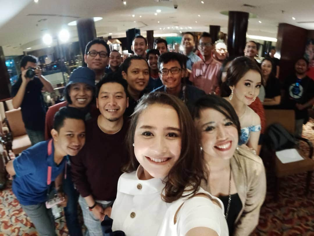 Prilly Latuconsinaさんのインスタグラム写真 - (Prilly LatuconsinaInstagram)「Acara @vivo_indonesia Di Semarang!!! Seru bangettt kaliaaan! Terima kasih ya untuk antusias dan keseruan kemarin! Love you and see you!」3月25日 14時27分 - prillylatuconsina96