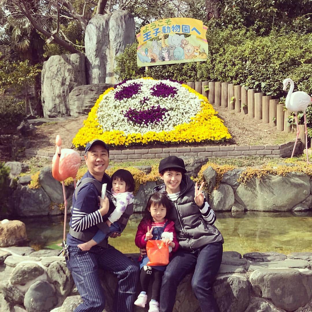 秋本ゆかりさんのインスタグラム写真 - (秋本ゆかりInstagram)「ちょっと前に大阪に行ったので、帰りに神戸に寄り道。 パンダとコアラが一緒に楽しめる日本唯一の動物園ということで #王子動物園 へ。 可愛かった〜〜😍😍 子供たちも大満足のご様子でした☺️ .  #久しぶりの旅#大阪#神戸 #動物園#コアラ🐨#ほぼほぼ寝てたね #パンダ🐼#すんごい笹食べてたな #長女はお土産に買ったコアラのぬいぐるみがお気に入り」3月25日 14時30分 - akimoto_yukari