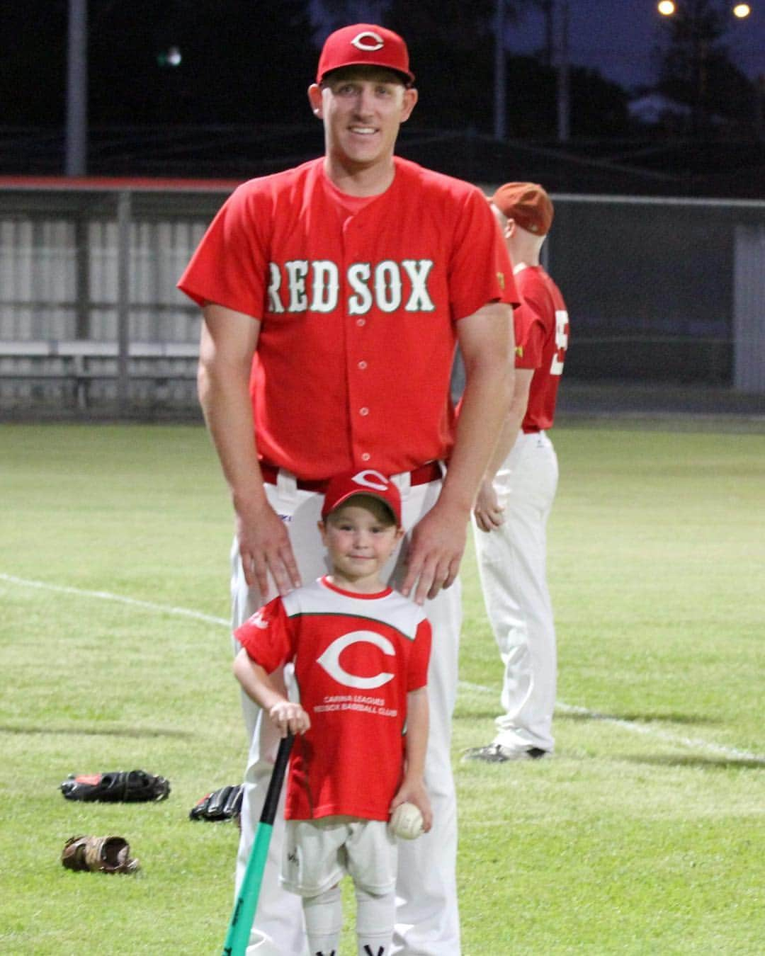 ドリュー・ネイラーのインスタグラム：「How bout this cool shot. This picture has the shortest and Tallest player at Carina Redsox. Great shot with big slugger Jasper. @carina_leagues_redsox」