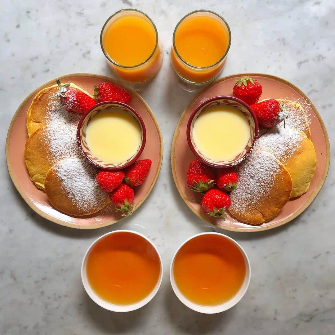 Symmetry Breakfastさんのインスタグラム写真 - (Symmetry BreakfastInstagram)「Monday: *RECIPE BELOW* Japanese style lemon 🍋🍋🍋and orange blossom soufflé pancakes 🥞🥞🥞 they’re easier than you think to make but with some time and patience you can also be on cloud nine! With strawberries and custard to boot! - - - - - - - - - - - - - - - - - - Ingredients 125g (1 cup) plain flour 40g (1/4 cup) custard powder (or cornflour/starch) 40g (1/4 cup) icing (powdered) sugar, plus 2 tbsp for the egg whites 3 egg yolks 6 egg whites 125ml (1/2 cup) milk 120g (1 stick) butter, melted then cooled 1tsp baking powder 1/2tsp baking soda (bicarbonate of soda) Zest of one lemon 1tsp orange blossom water - - - - - - - - - - - - - - - - - - - 1 - Separate your eggs, whites into a stand mixer and the yolks into a large bowl 2 - With the whisk attachment, start on a medium speed until soft peaks, add the 2tsp icing sugar and continue until stiff glossy peaks, about 10 minutes 3 - Add all the other ingredients with the egg yolks and combine to a thick batter 4 - Take one large scoop of the egg whites and stir into the batter, gently add the rest until fully combined 5 - Prepare your pan or hot plate over a low heat 6 - Using a cup measure, spoon out onto the hot place and cover with a lid 7 - After 2 minutes, flip the pancake gently and cover again 8 - Keep the pancake warm and continue with the rest of the mix #symmetrybreakfast #recipe #japanesepancakes #souffle #breakfast」3月25日 14時34分 - symmetrybreakfast