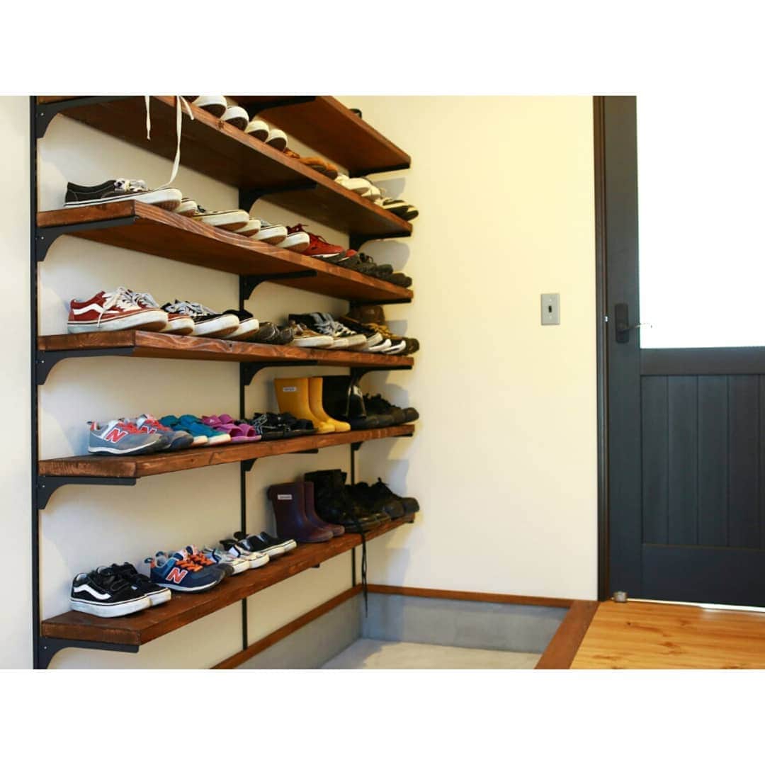 homelife 夢を叶える暮らし方さんのインスタグラム写真 - (homelife 夢を叶える暮らし方Instagram)「【スッキリ暮らす】 . 壁を有効に活用して 家族みんなの靴を収納できるシューズラックは シンプルだけど場所を取らないのでスッキリした印象に . . ◆―――――――――――――――◆ ▷ more… @homelife_gallery ◆―――――――――――――――◆ . . #玄関 #エントランス #シューズラック #壁面収納 #スッキリ暮らす #家族と暮らす #こどものいる暮らし #シンプル #こだわり #おしゃれな家 #マイホーム計画 #マイホーム #福知山 #豊岡 #加東 #姫路 #注文住宅 #自由設計 #デザイン住宅 #family #house #home #ホームライフ #ホームライフ100 #アーキホームライフ」3月25日 14時38分 - archihomelife_official