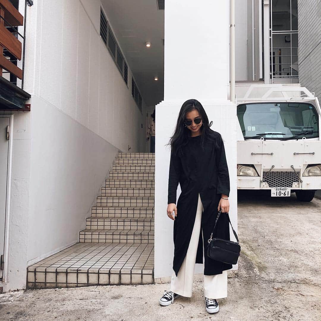 のインスタグラム：「スリットのトップス褒められた😎 . . . . . #tops / @titivatejp  #pants / @plst_official  #shoes / @converse_jp  #bag / @jandmdavidson  #sunglasses / @rayban . なんだか脚長効果がある気がする🤣 . . . . . #coordinate#outfit#titivate #今日のコーデ#今日のコーディネート#プチプラコーデ#ティティベイト#titivatestyle#前後2wayセンタースリットロングトップス」