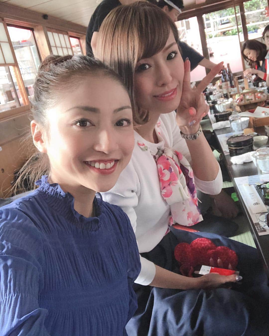 のインスタグラム：「昨日からゆみちゃんが来てる！ 昨夜もたくさん飲んだのに^_^今また…飲み始め！ @ami_nakagawa_ @yumi_pinchel  #中川愛海 #一日一回カンパイ」