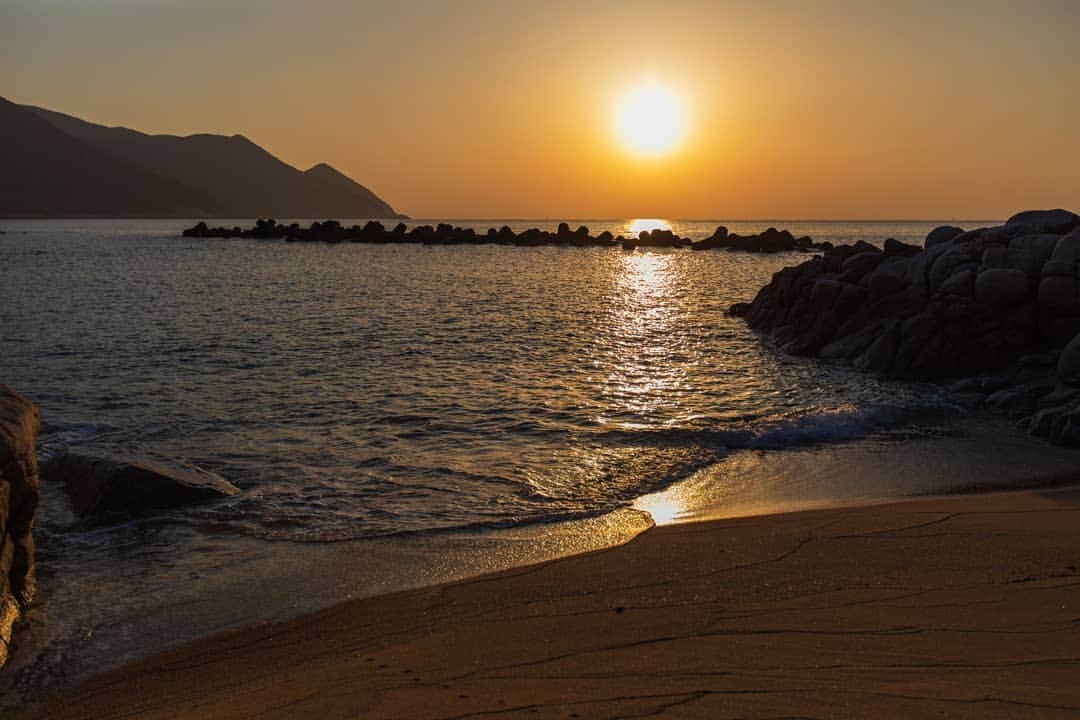 鹿児島よかもん再発見さんのインスタグラム写真 - (鹿児島よかもん再発見Instagram)「肝付町の岸良海岸へ(^-^)/ その2  日の出を見るために４時起き。でも価値のある時間を過ごせました。  ゆったりゆっくりと。。 #鹿児島 #鹿児島観光 #大隅観光 #肝付町 #岸良海岸 #朝日 #日の出 #鹿児島の風景  #鹿児島の景色 #鹿児島の自然 #nature」3月25日 14時46分 - kagoshimayokamon