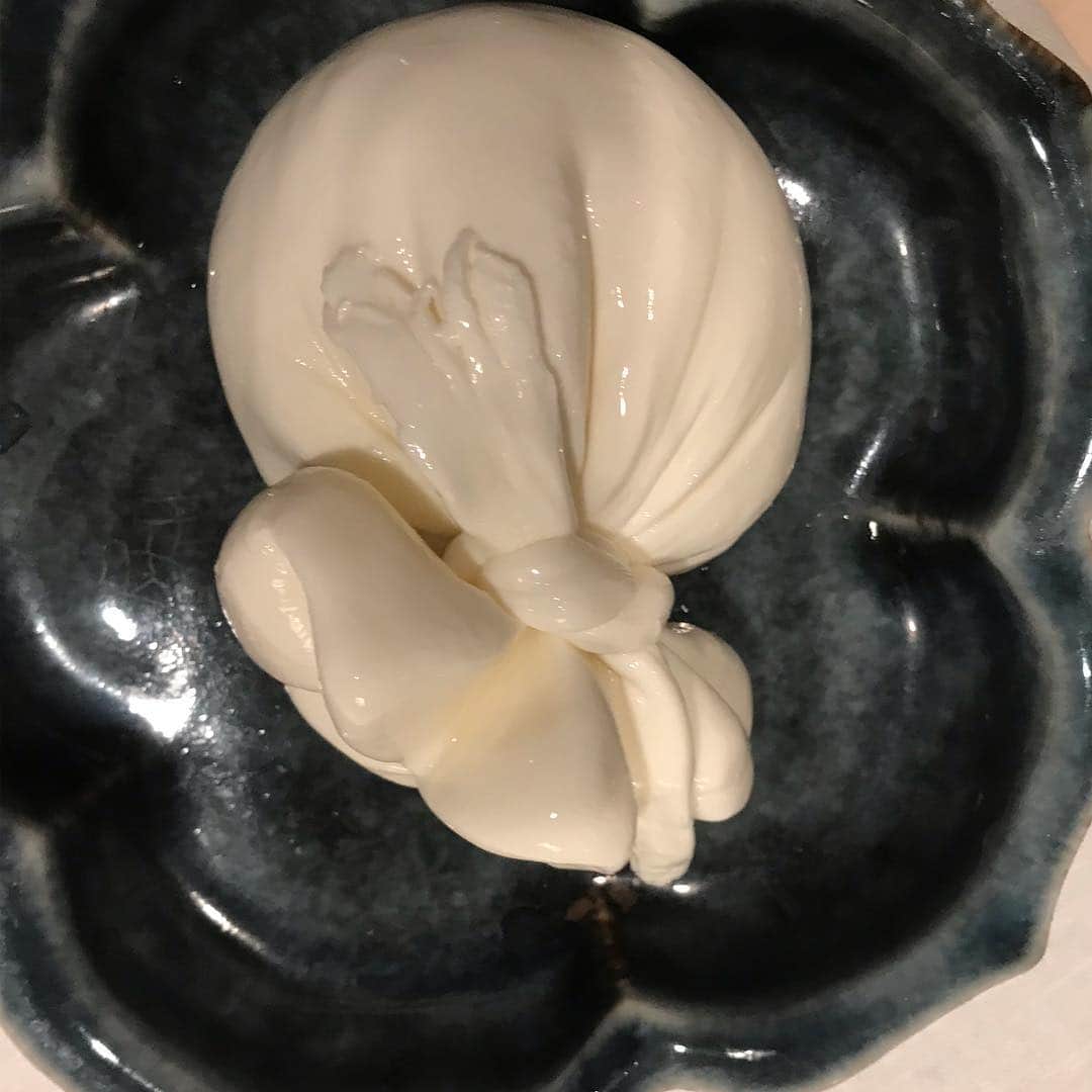 eclat.magazineさんのインスタグラム写真 - (eclat.magazineInstagram)「春の手土産。  頂いたのは  富ヶ谷「&チーズスタンド」の ブラータと、  下高井戸「パーラーシシド」の イチゴサンド！  大国主が持っていそうな 縁起のよさそうな形状。 ロゼシャンパーニュに合う、 繊細かつコクもある 日本のチーズでした。 (編集W)  #エクラ  #手土産 #いちごサンド #果物屋さん #パーラーシシド」3月25日 14時57分 - eclat.magazine